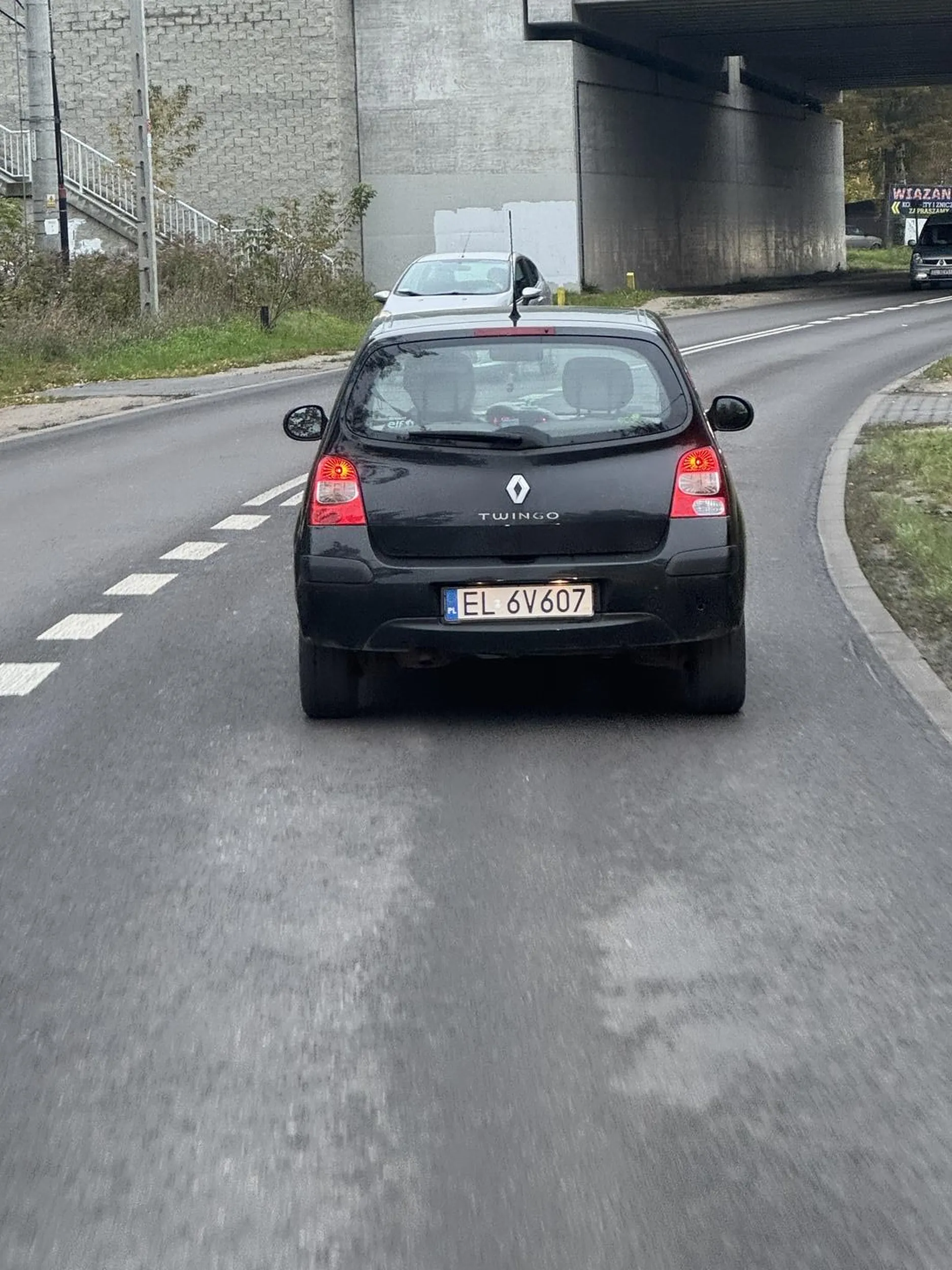 W dupie se pogrzeb a nie w telefonie :)