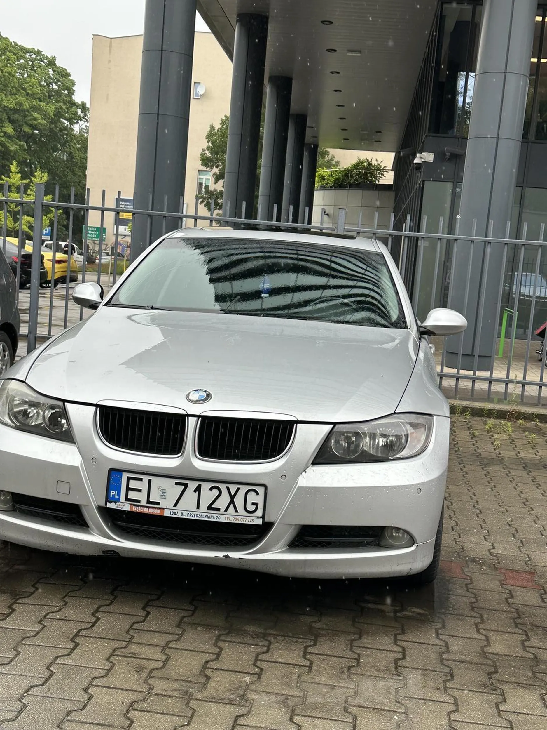 Stań jeszcze człowieku na dziesięciu miejscach na parkingu biedronki przy pomorskiej