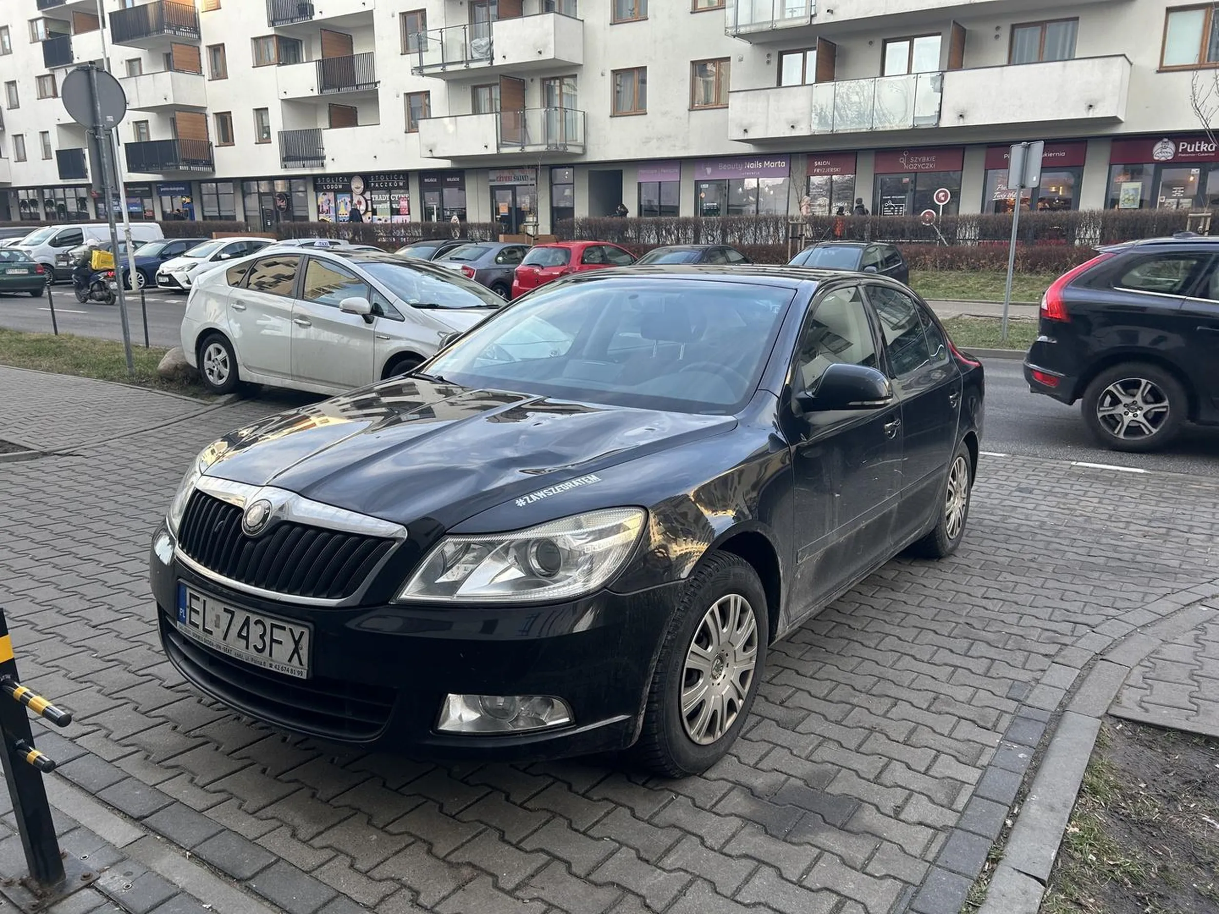 Chodnik zastawił w poprzek. A co.