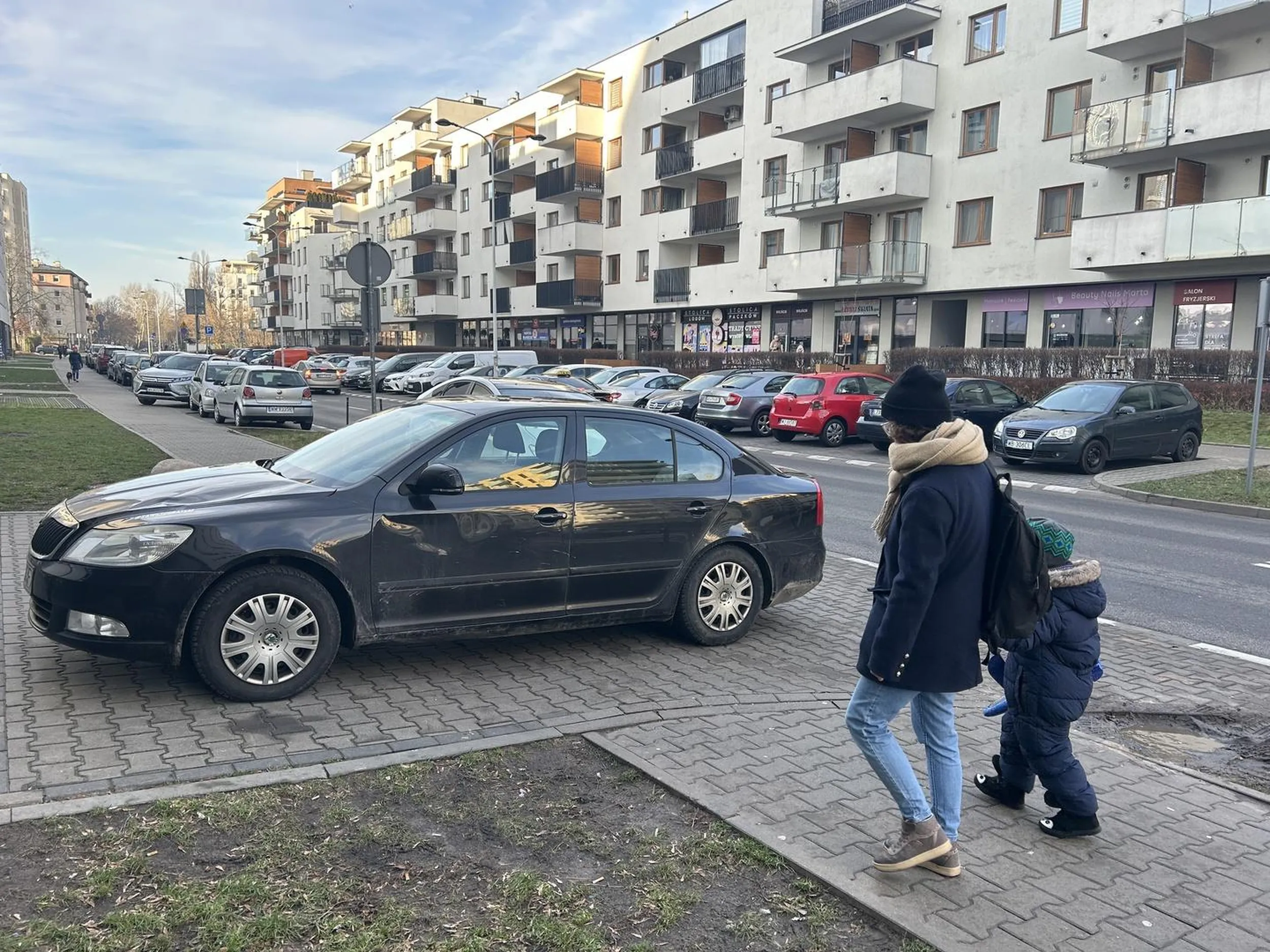 Chodnik zastawił w poprzek. A co.