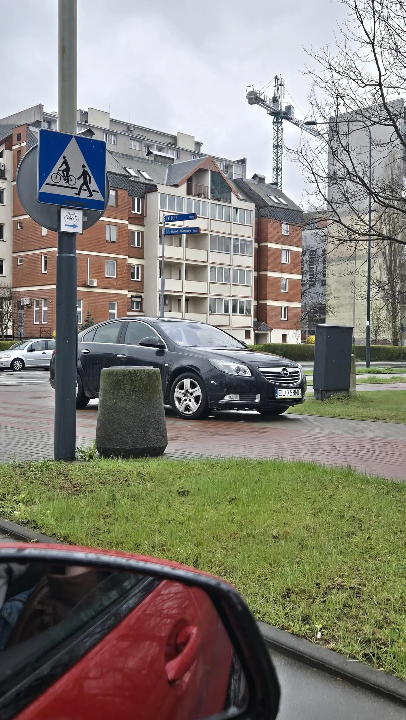 Ładnie zaparkował, na chodniku.