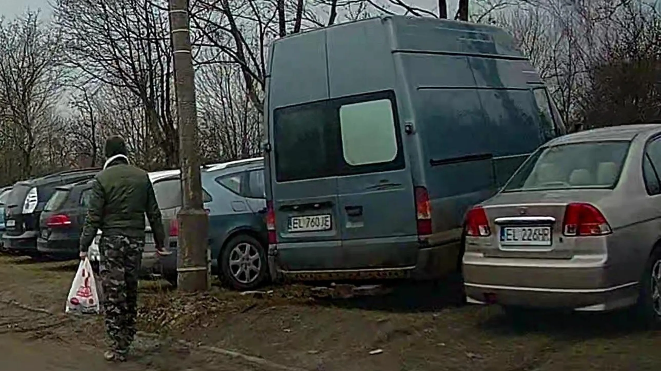 Rozjeżdża trawniki we własnym mieście