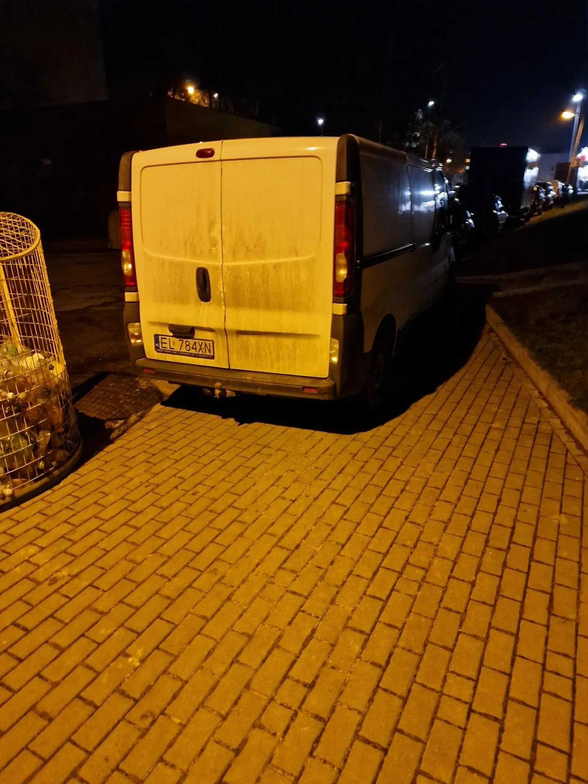 Kierowca z zerowym ilorazem inteligencji. Parkuje na chodniku gdzie pieszych nie ma jak przejść. Idealnie ustalił się żeby zablokować chodnik.