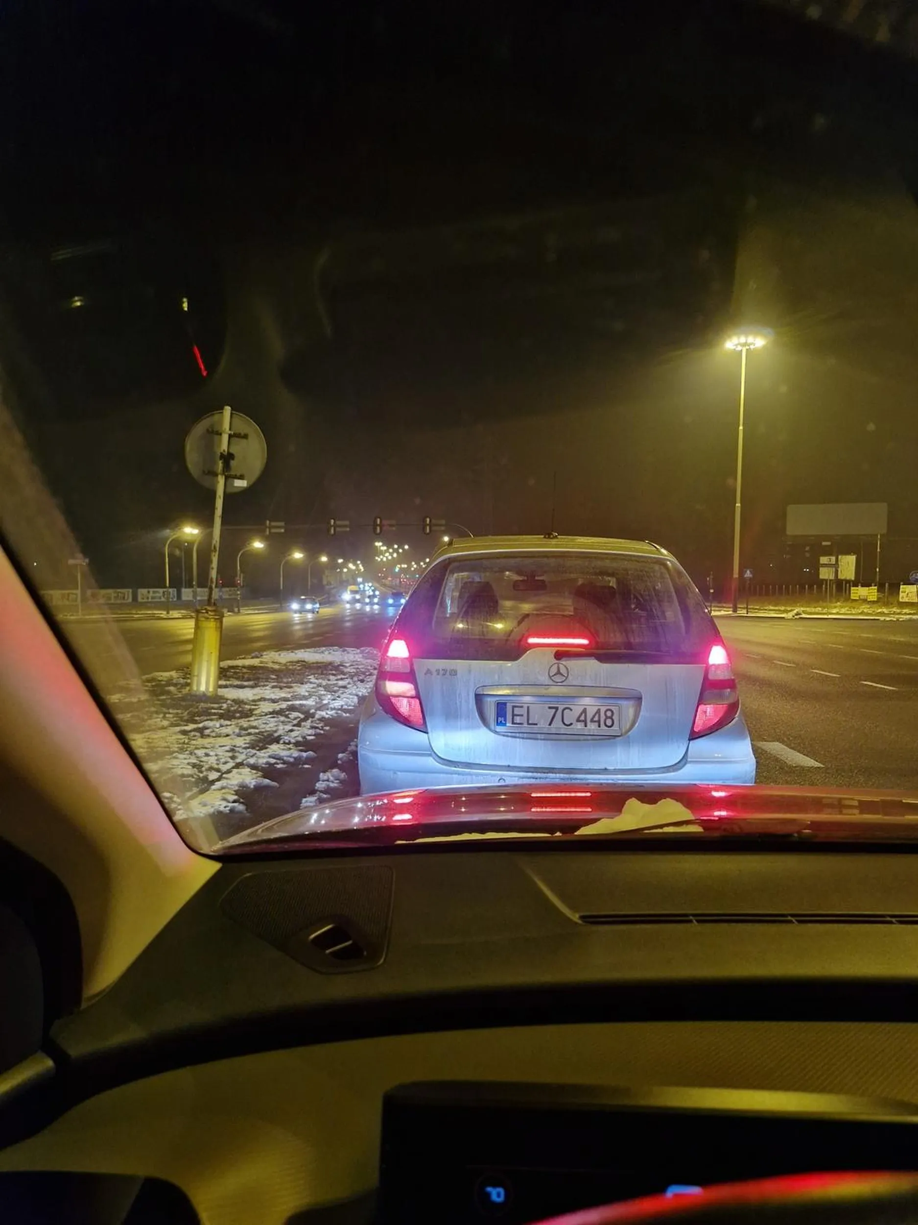 Zatrzymuje się na środku skrzyżowania gdy już na nie wjechała na zielonym świetle bo zobaczyła ze za nią żółte, tragedia