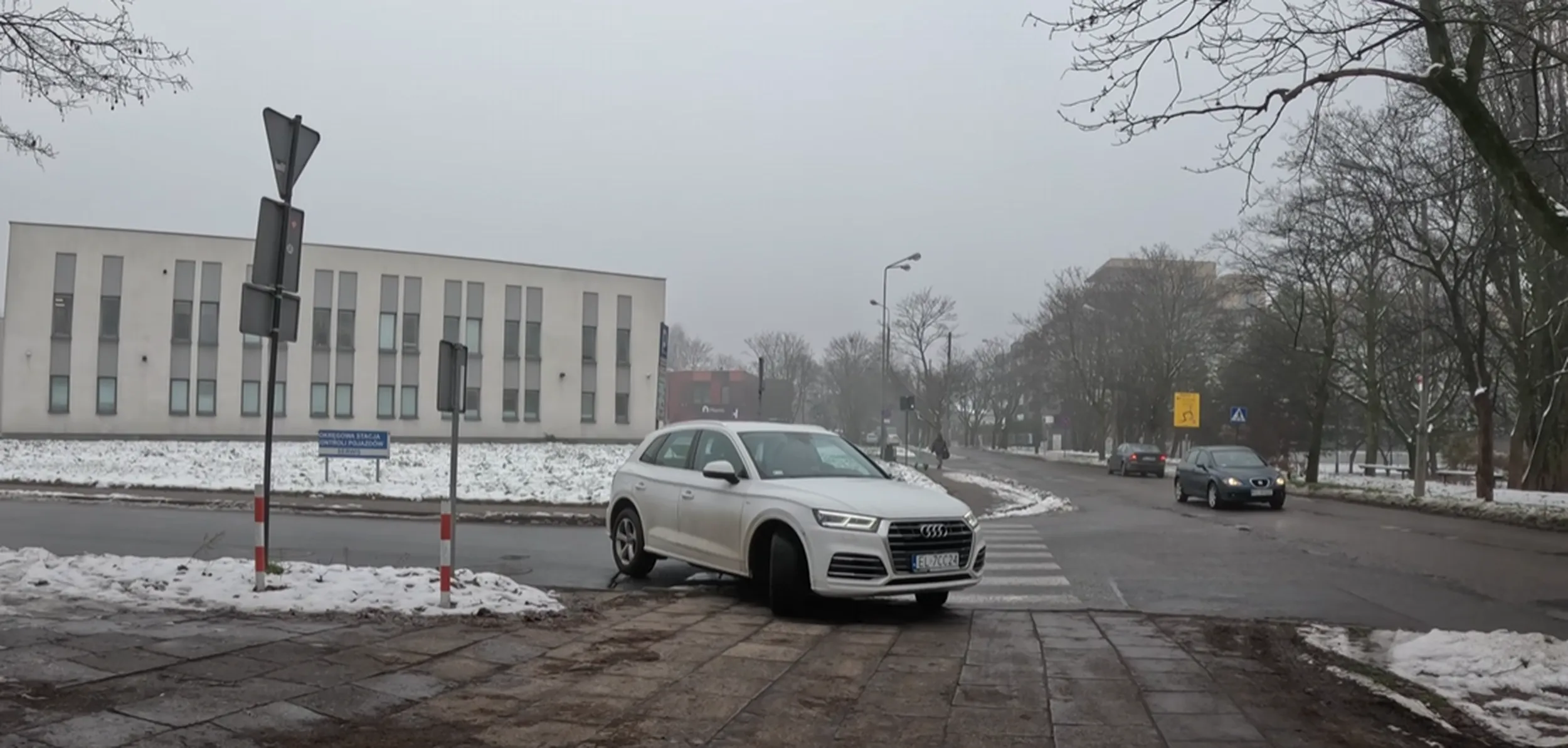 Bandyta drogowy swoim białym starym gruzem jeździ wzdłuż chodnika oraz po przejściu dla pieszych wśród dzieci!!!