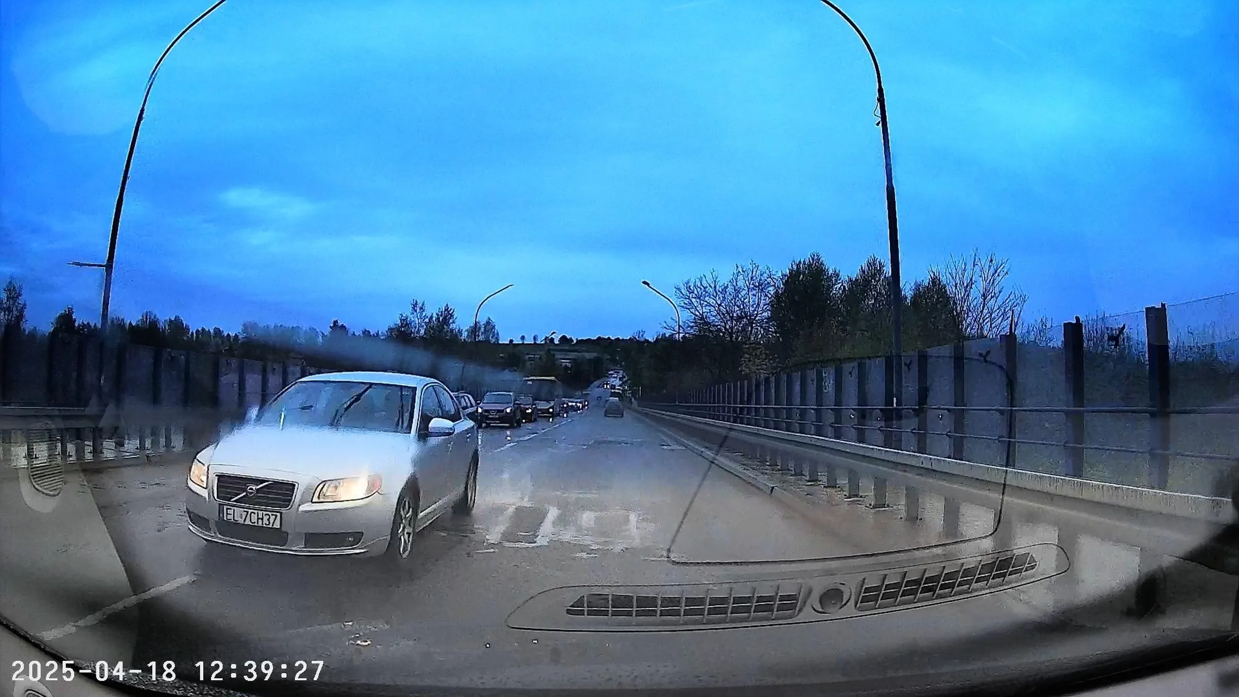 Ty masz wszystko w porządku z głową? Jechać na czołówkę kilku samochodom na wiadukcie bo nie chciałeś stać w korku? Mam nadzieję, że policja, którą minąłeś cię zatrzymała bo jak nie to i tak dostaniesz zgłoszenie z nagrania.