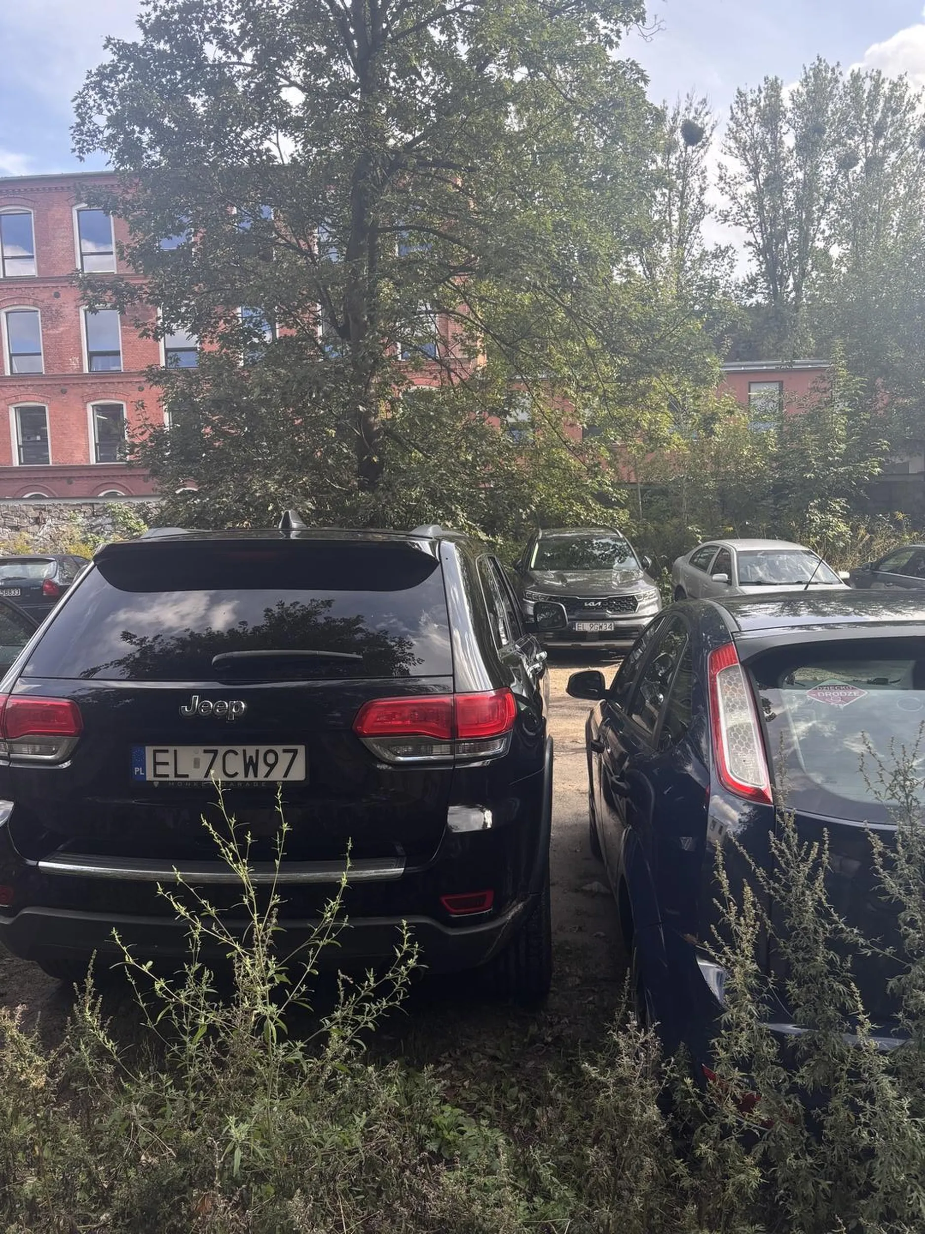 jak widac na zalaczonym obrazku, kierowca jeepa nie potrafi dobrze zaparkowac i mnie zastawil, dlatego tez musialam wsiadac od strony pasazera, zeby w ogole dostac sie do auta :))))