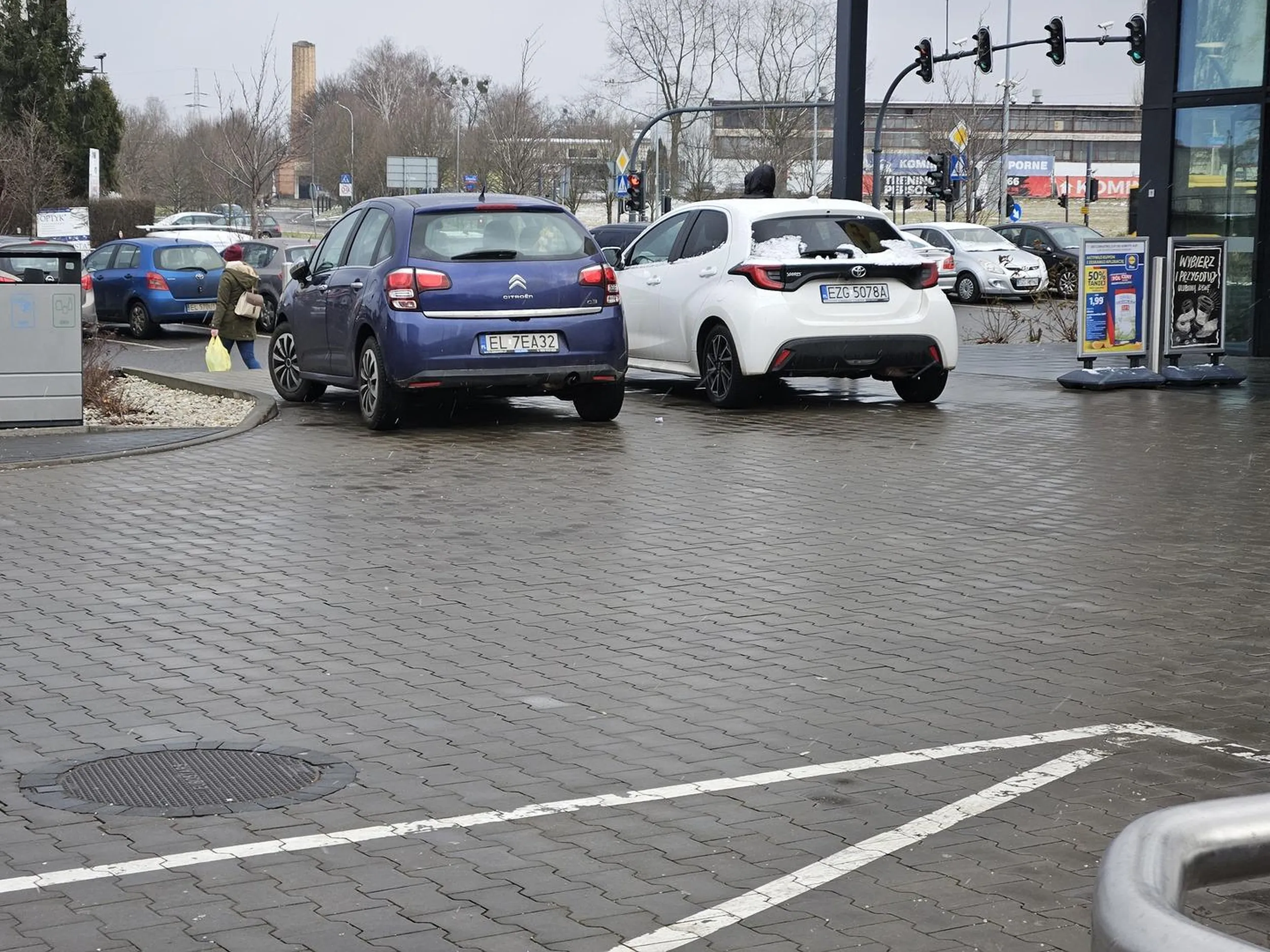 Proponuję wjechać bezpośrednio do Lidla, po co zużywać puste miejsca parkingowe?