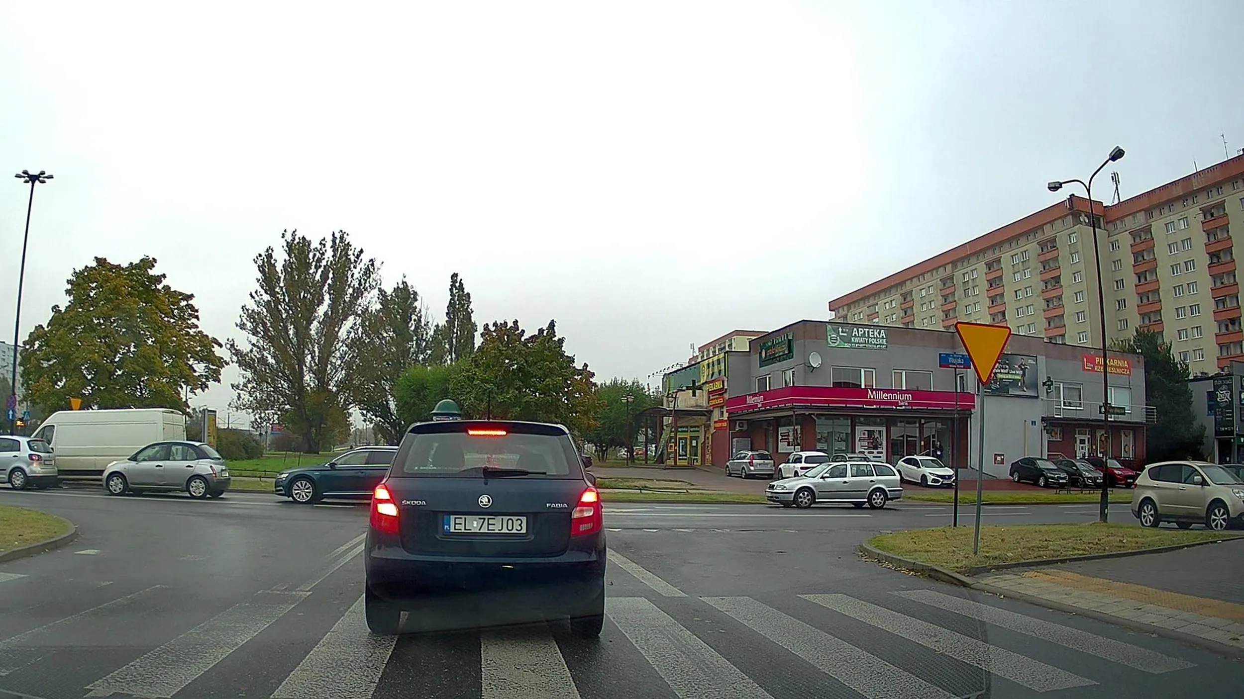 Z pasa do skrętu w prawo jedzie się w lewo?