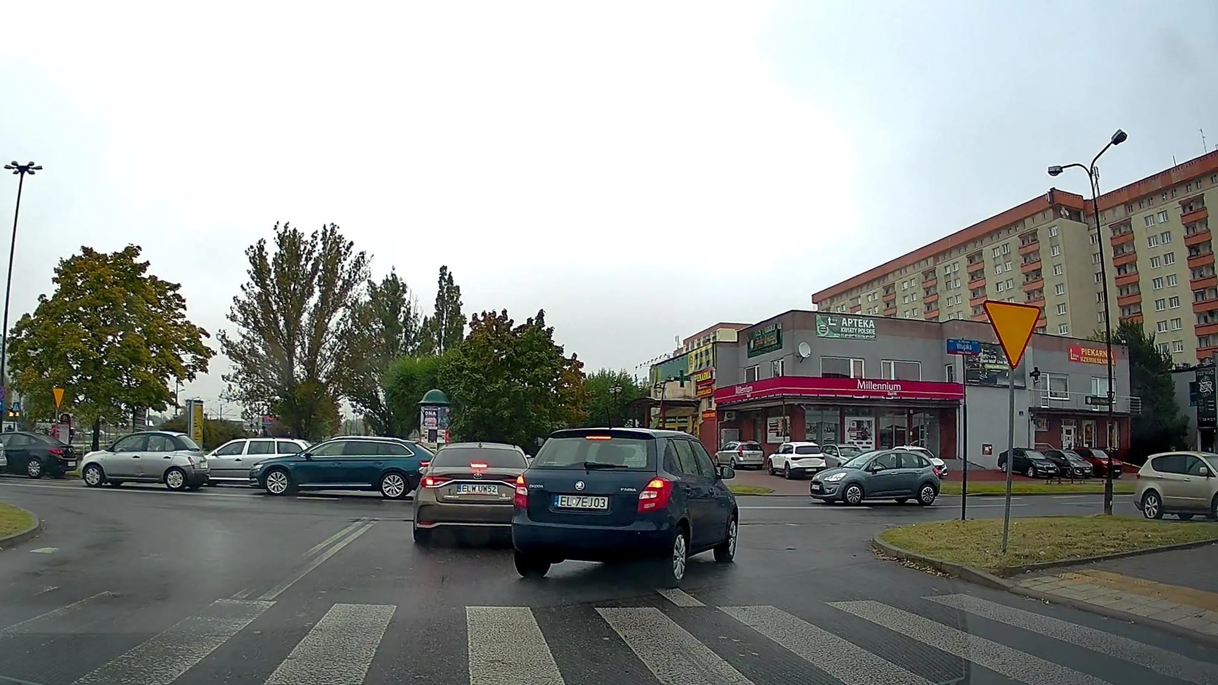 Z pasa do skrętu w prawo jedzie się w lewo?