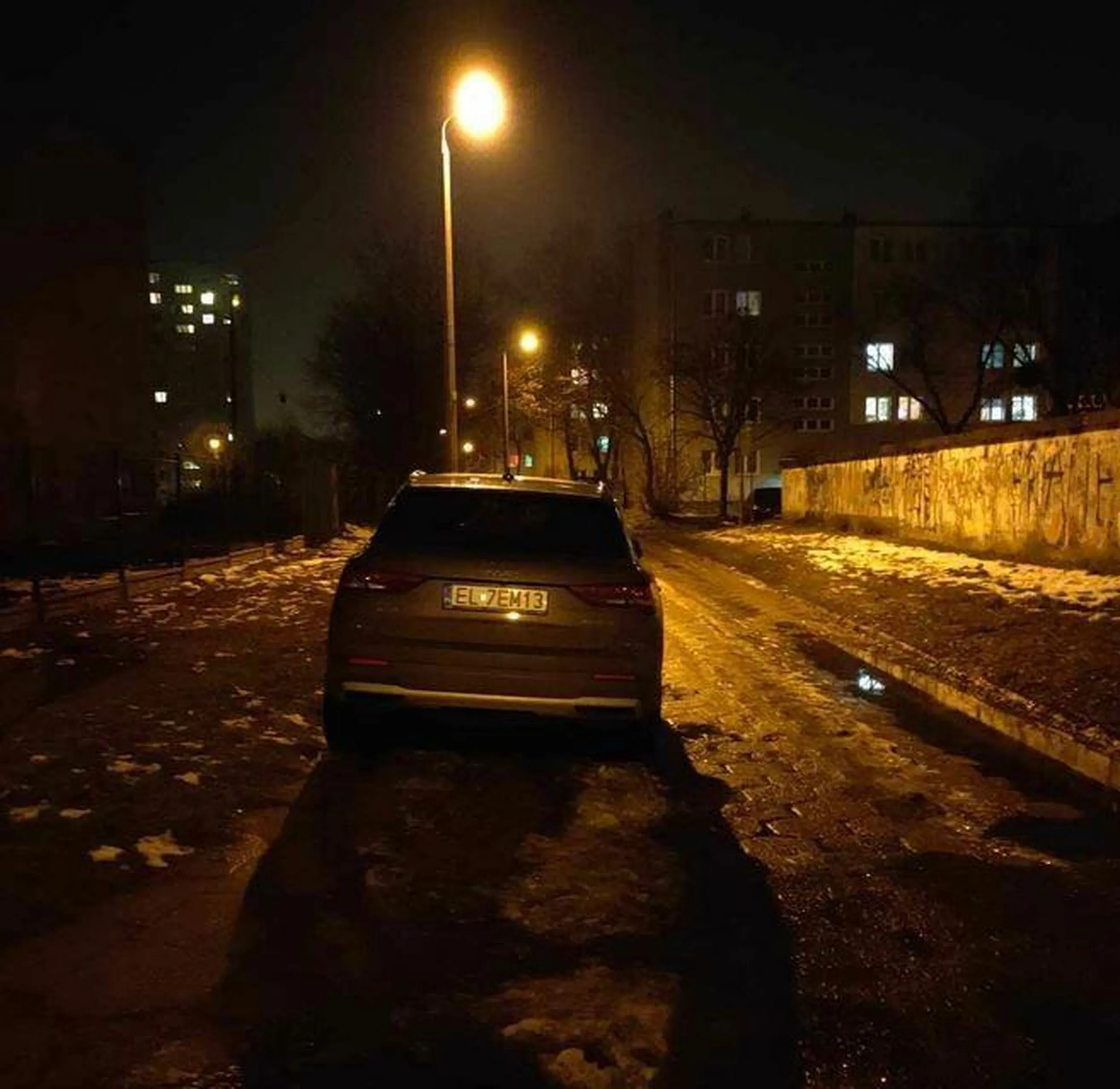 parkuje na całej szerokości chodnika jak ciota