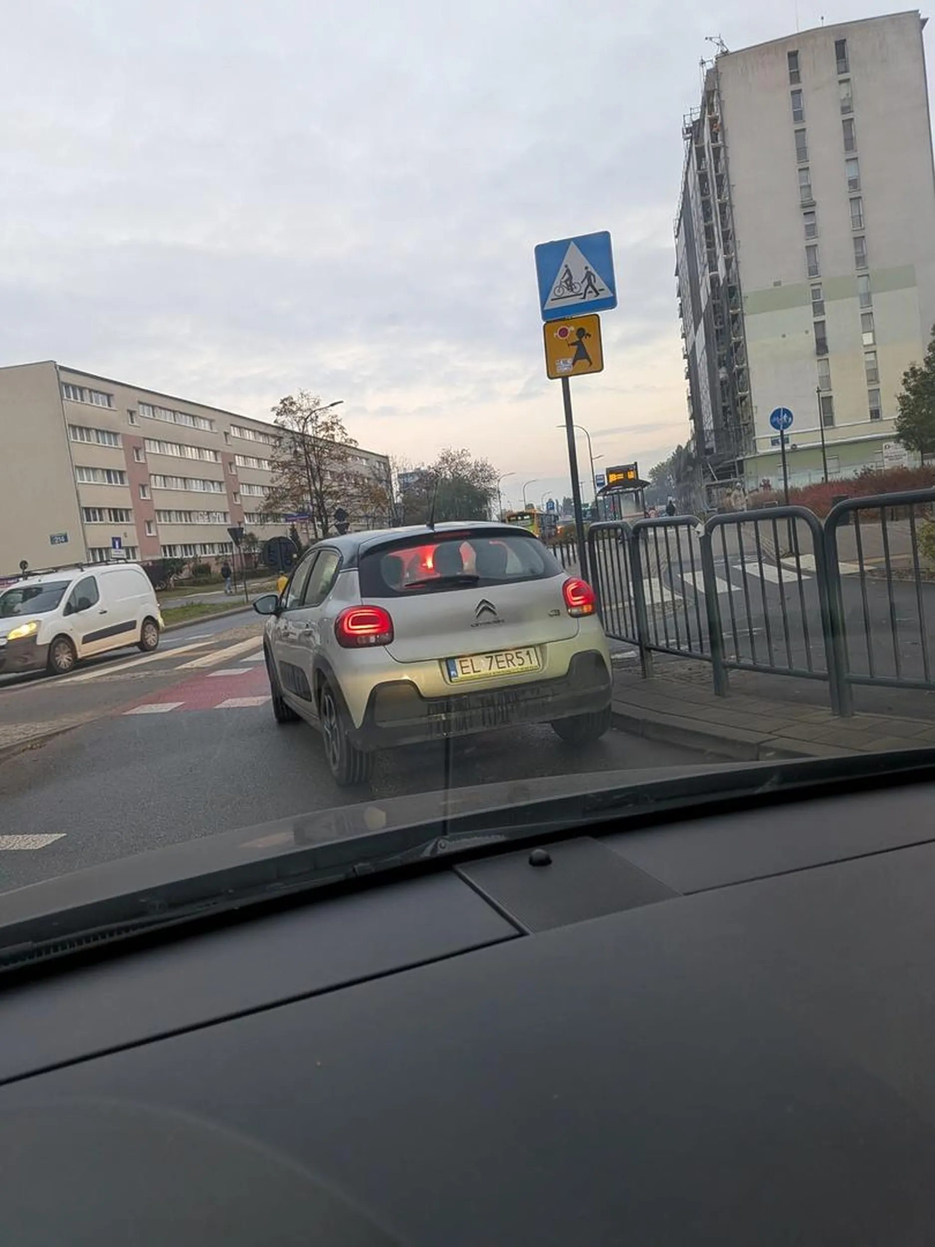 Jak wjeżdżasz babo na rondo to wypadało by się rozejrzeć a nie wjeżdżać na chama.