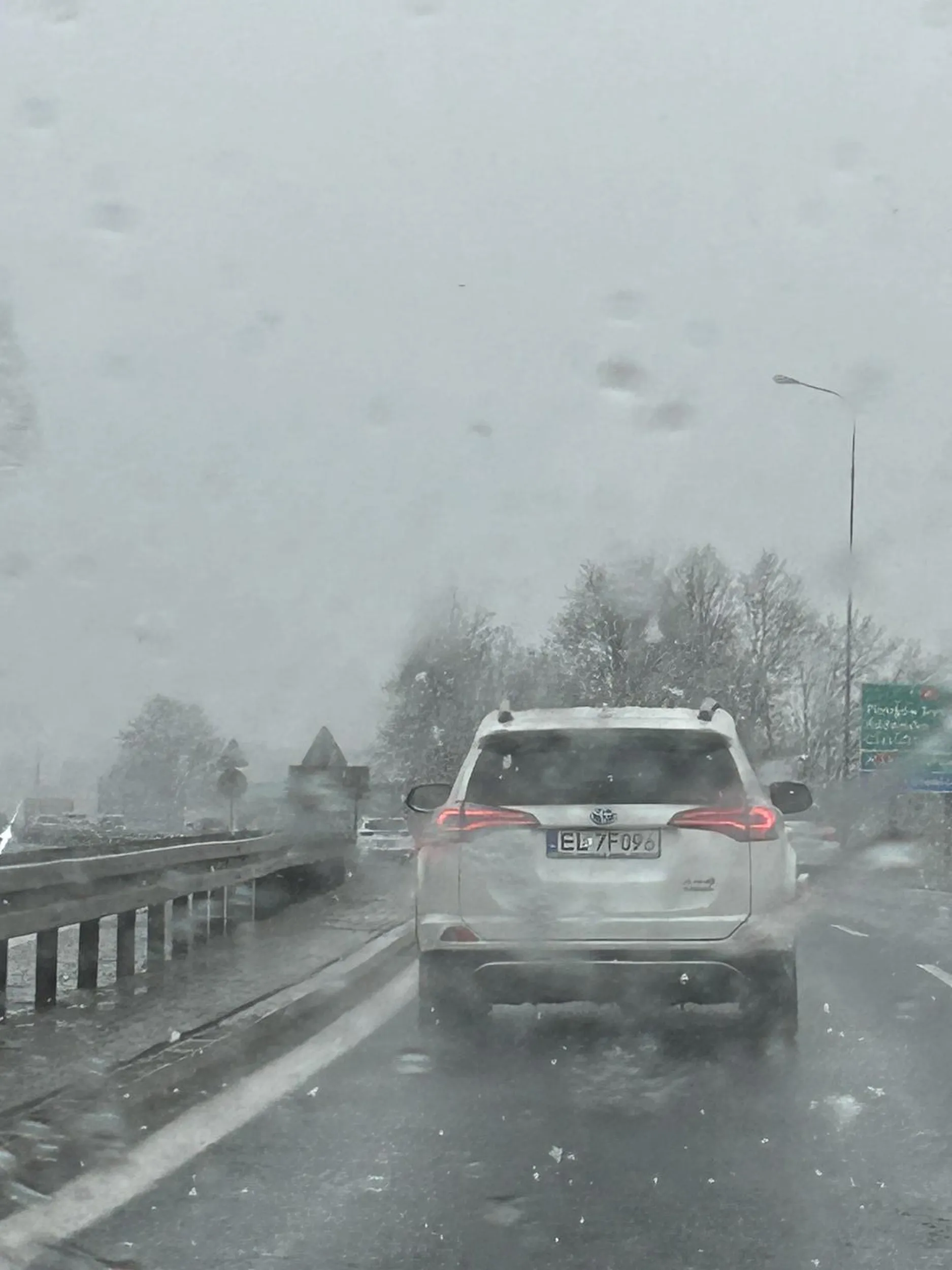 Starszy Pan nie dając kierunkowskazu zjechał na prawy pas na którym się znajdowałem ,gdyby nie moja reakcja to miałbym już po aucie