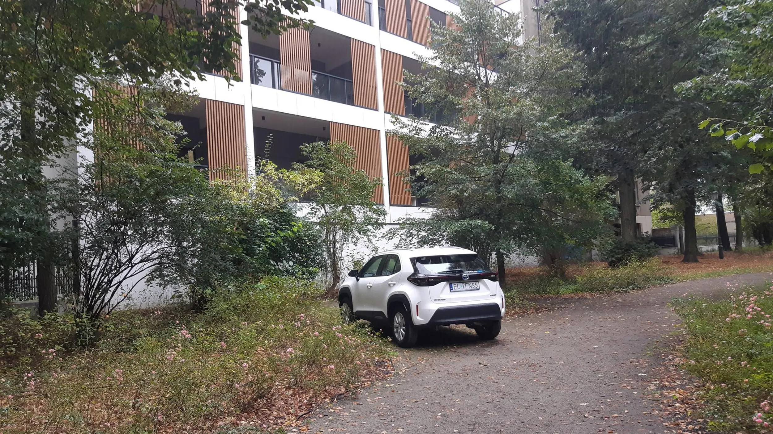 Park to nie parking. Tutaj kierowca urządził sobie parking w samym środku parku Sienkiewicza w Łodzi - za darmochę! Jeśli kogoś stać na taki samochód i paliwo do niego, to czemu nie stać go już na opłacenie parkowania? Dewastowanie parkowych alejek to zwykły wandalizm i pasożytowanie na koszt społeczeństwa!