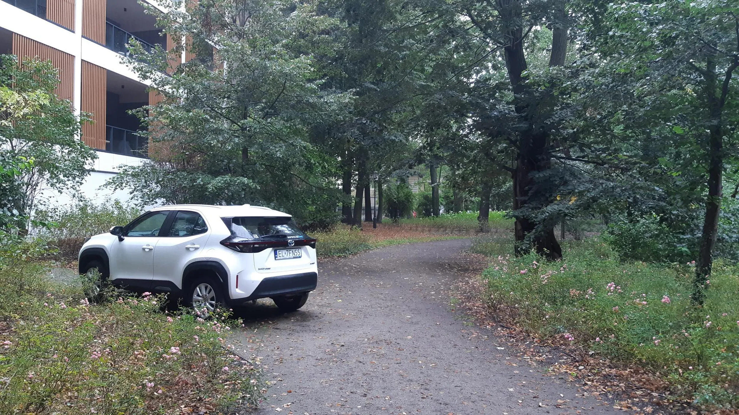 Park to nie parking. Tutaj kierowca urządził sobie parking w samym środku parku Sienkiewicza w Łodzi - za darmochę! Jeśli kogoś stać na taki samochód i paliwo do niego, to czemu nie stać go już na opłacenie parkowania? Dewastowanie parkowych alejek to zwykły wandalizm i pasożytowanie na koszt społeczeństwa!