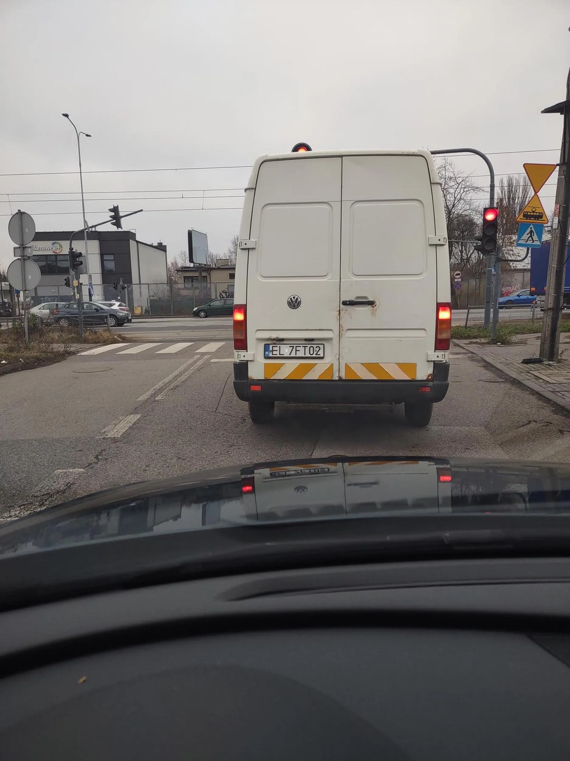 Gość jeździ po ulicach wewnętrznych na osiedlach jak wariat, dociska 70-80 km/h, pewno kurier, ale stwarza ogromne niebezpieczeństwo dla innych.