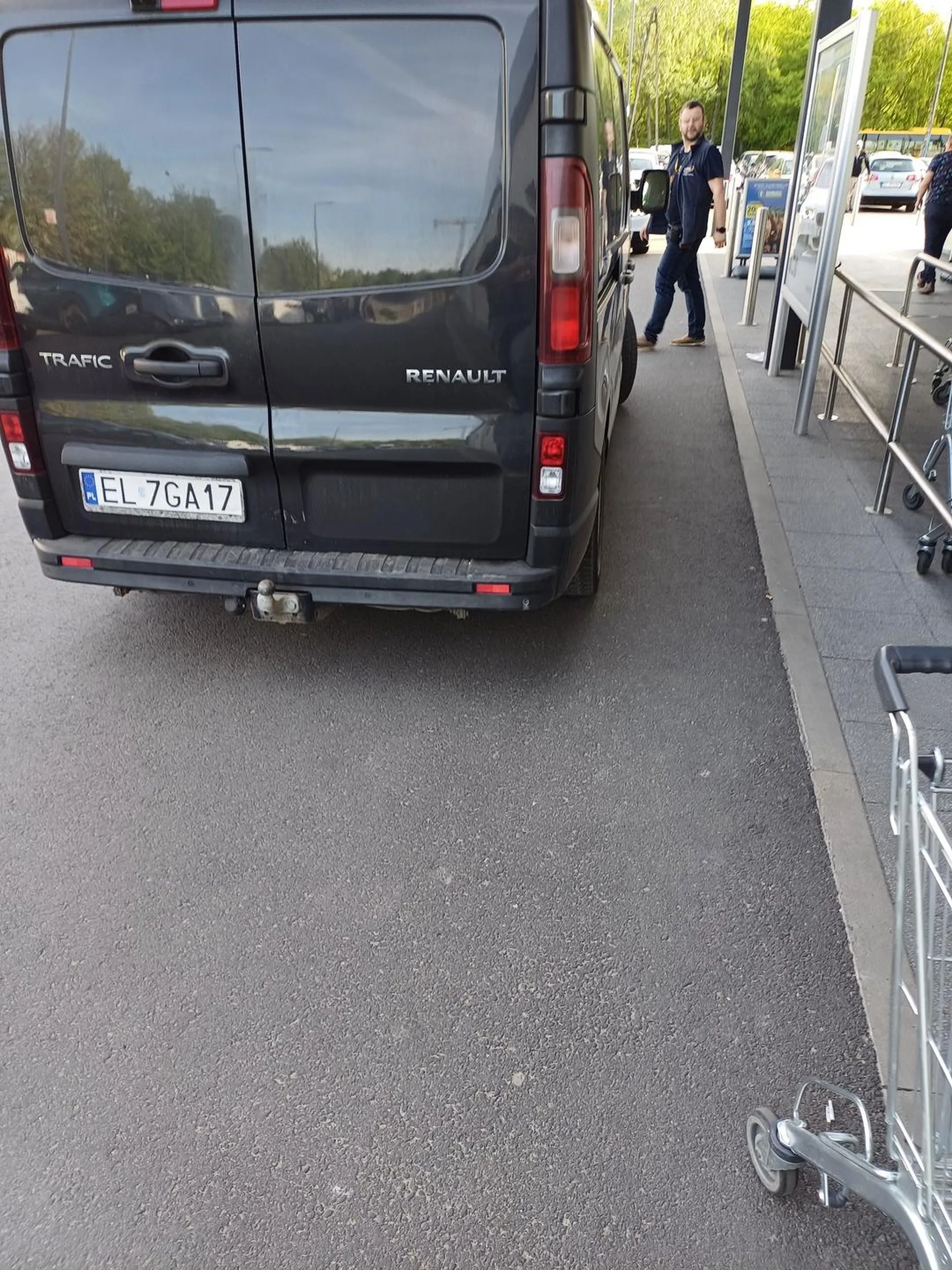 Dobrze że są słupki bo do środka by wjechał