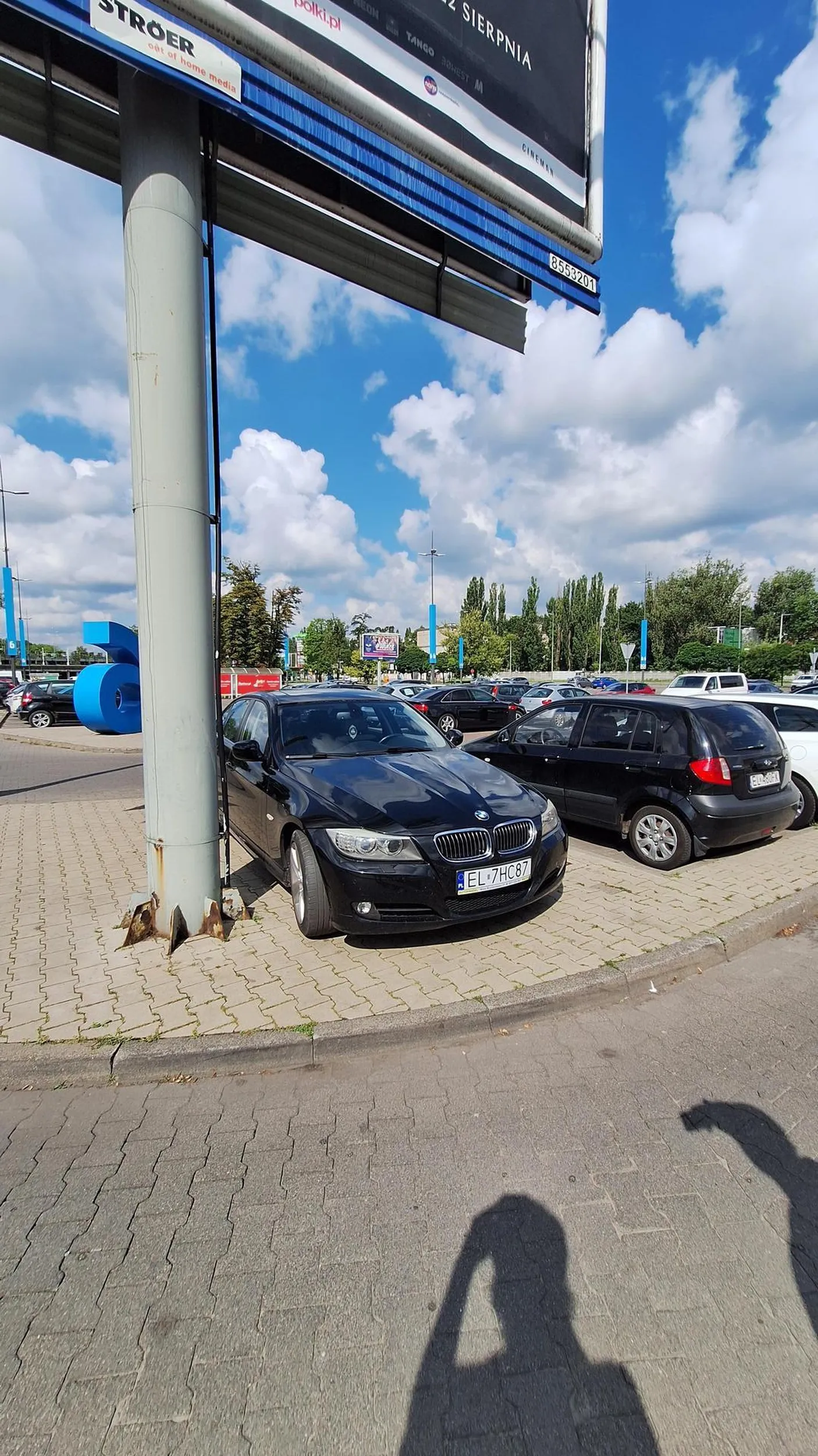 Buc parkuje gdzie popadanie, szkoda ze nie mialem karnego drągala. Doslownie caly parking pusty ale panicz z bmw musial stanąć sobie blisko wejscia