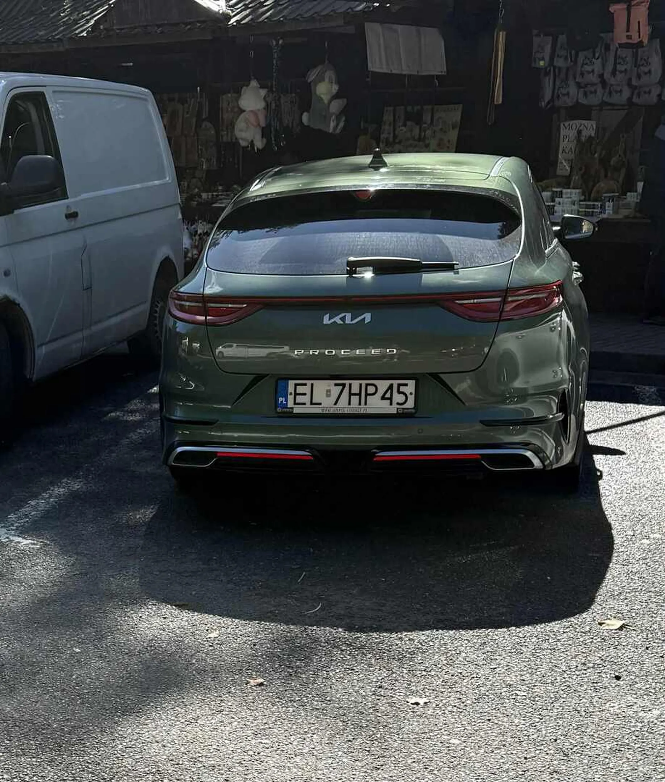 Kierowca totalnie pozbawiony wychowania. Wpychanie się na chama to jego profeska. Chamowaty cwaniak !!!