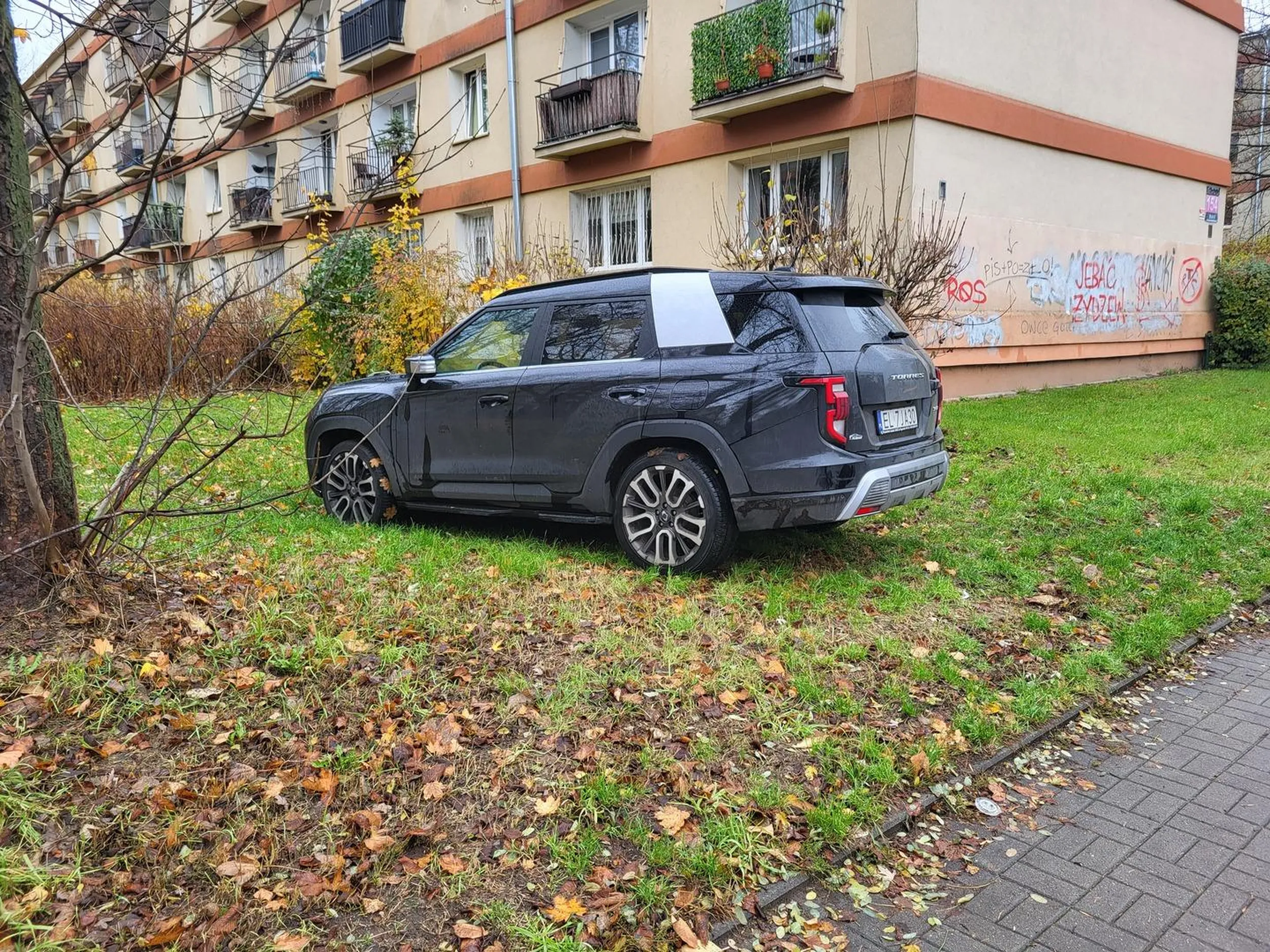 Terenówka ma w mieście nieocenione zalety. Można na przykład wjechać na trawnik. Łódź, ulica Krotoszyńska.