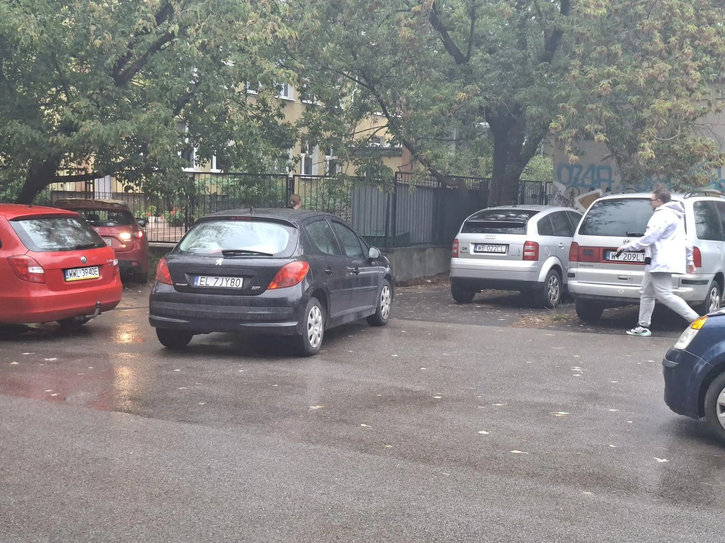 Naucz sie parkowania. Po meczu legi zastawiłeś 3 auta bez możliwości wyjazdu. Myślenie czasem nie boli więc warto je włączyć!!!