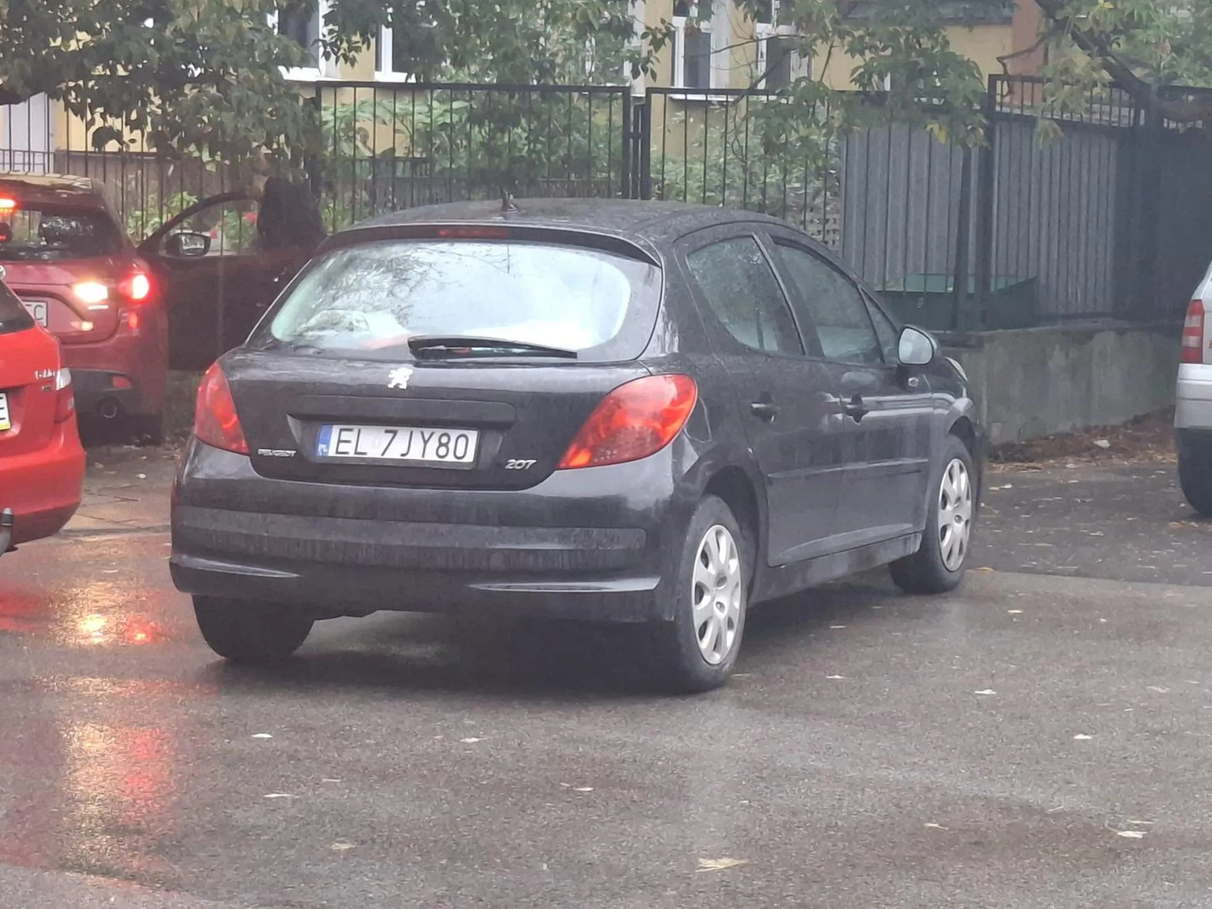 Naucz sie parkowania. Po meczu legi zastawiłeś 3 auta bez możliwości wyjazdu. Myślenie czasem nie boli więc warto je włączyć!!!