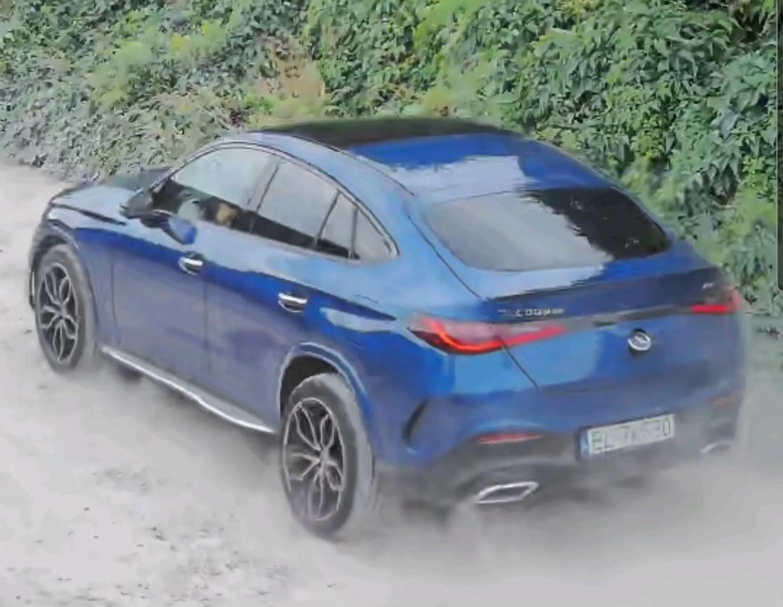 Mercedes testuję wyboje na prywatnym terenie osiągając tym samym ósma kosmiczną.