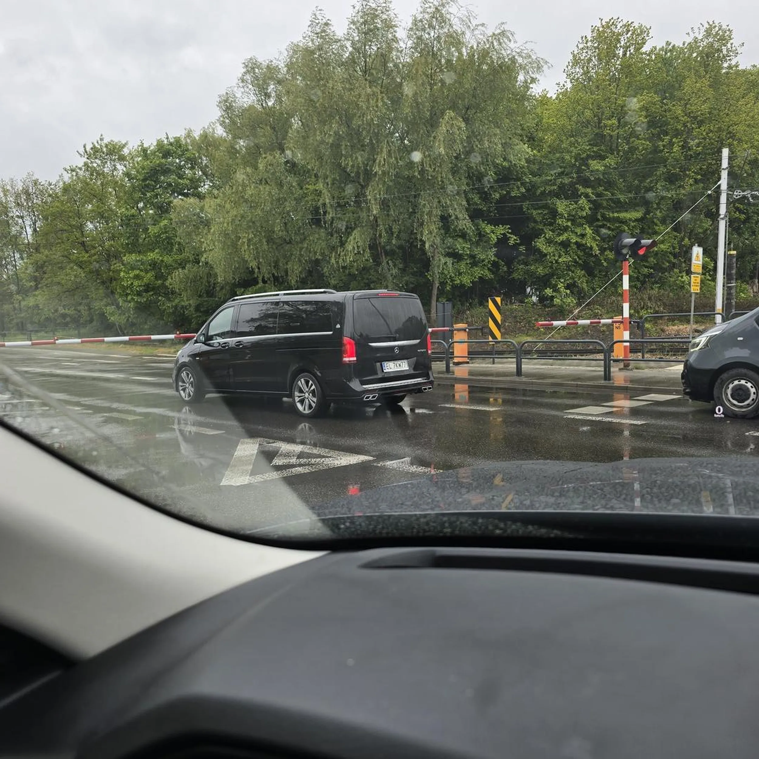 Pan z gwiazdą na masce myśli że mu wolno omijać korek przed przejazdem jadąc po prąd i ustawiając się tak przed przejazdem kolejowym. Jak tacy ludzie mogą mieć prawo jazdy.