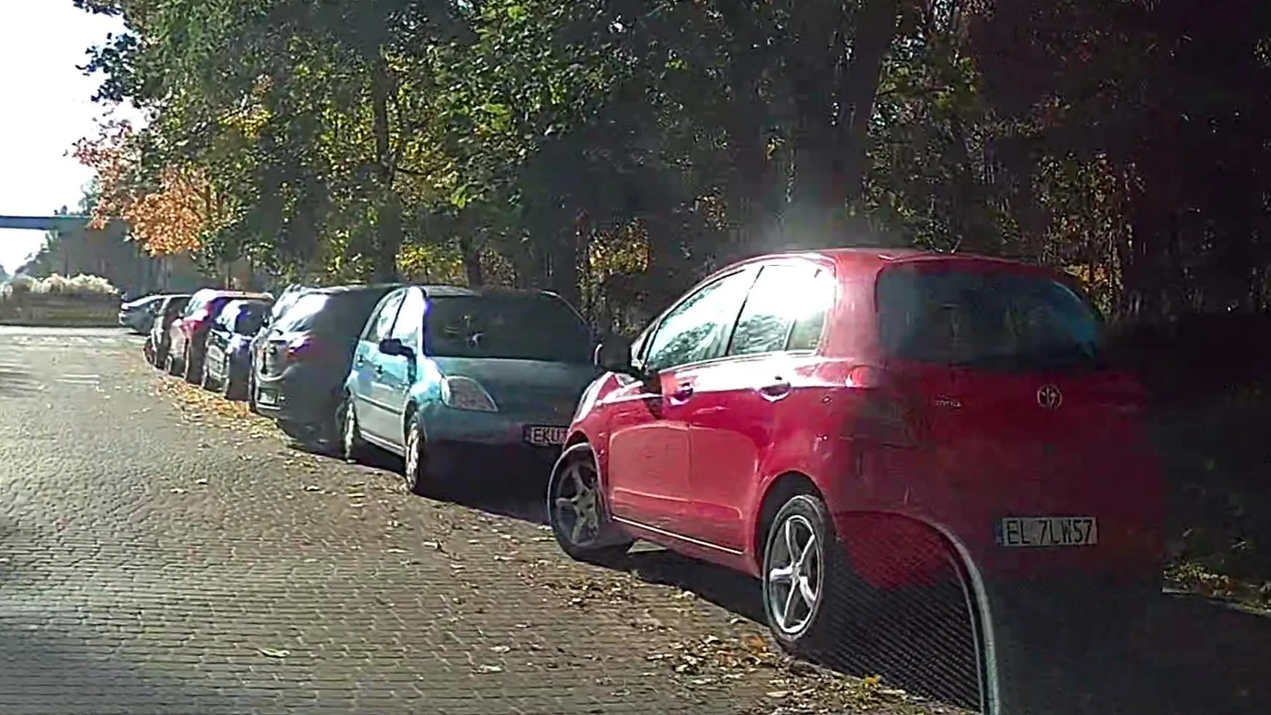 Parkowanie na zakazie na wjeździe do CKD