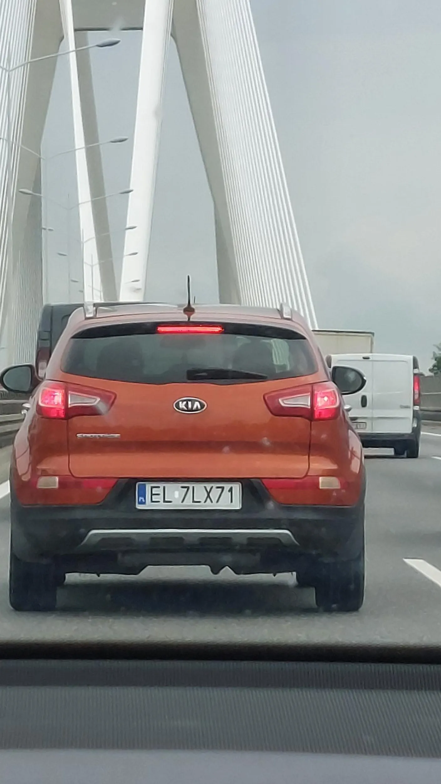 Puscilem cie w korku a ty nie mignąłeś awaryjnymi. Wybaczyłbym, ale wbiłeś sie drugi raz i to jak dziad.