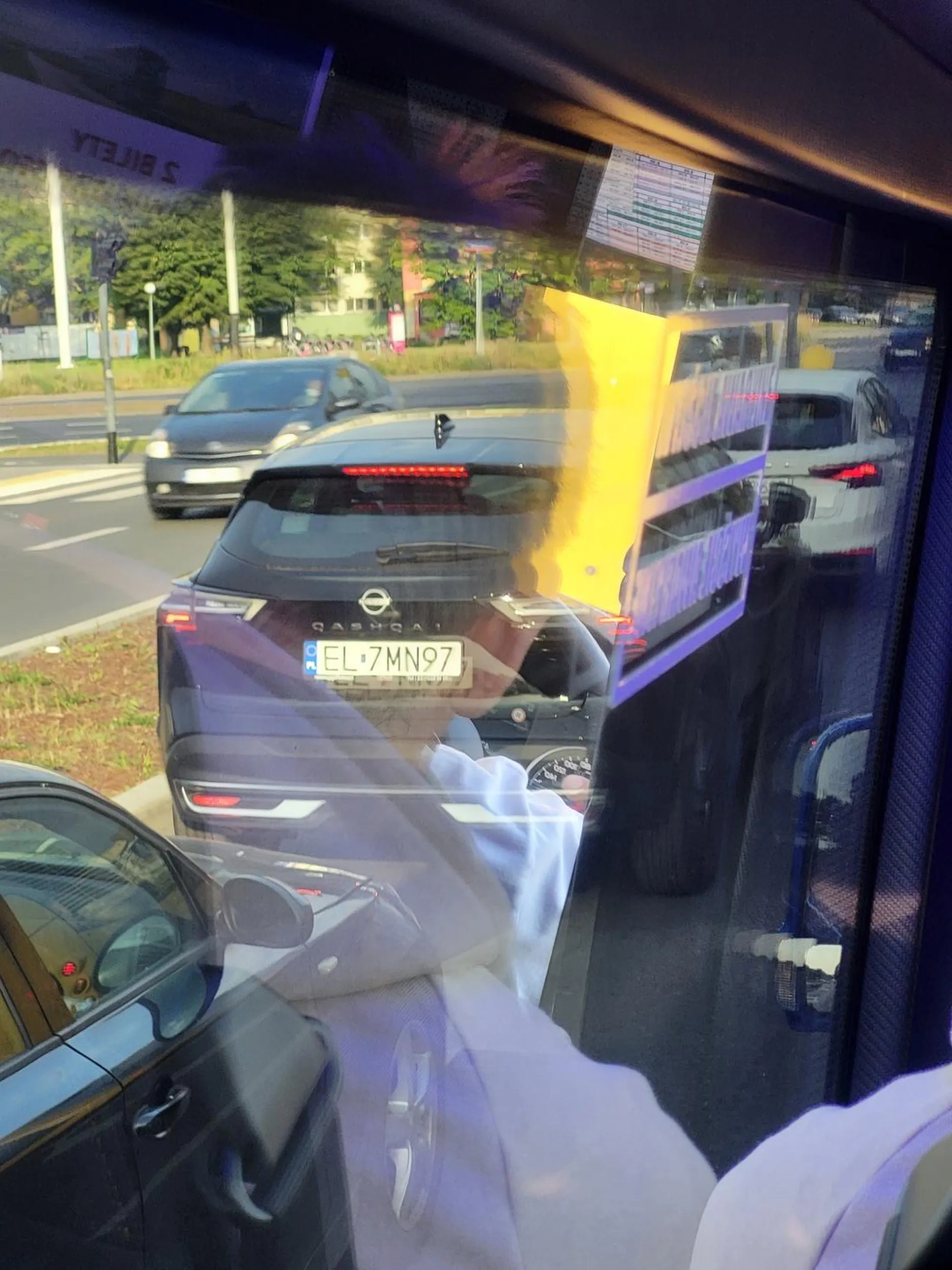 Wyjątkowy cham. Awanturuje się z kierowcą autobusu, bo tamten... stał na przystanku i sprzedawał bilety. Leciały wyzwiska i groźba pobicia. No ale jak to że plebs autobusowy zablokował panu szlachcicowi z SUVa drogę?