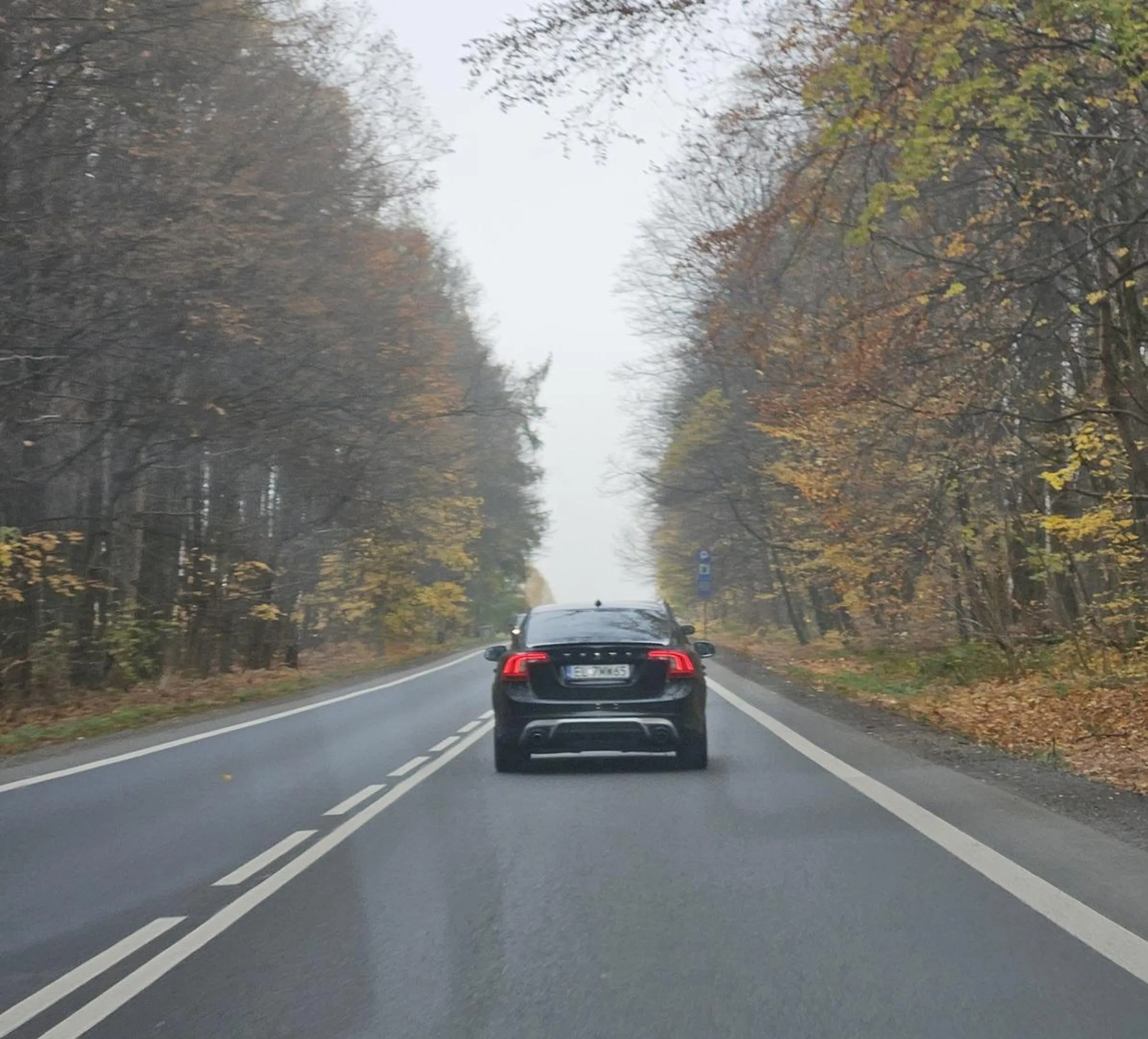 Głąb Volvo wyprzedza na ciągłej wyprzedza na skrzyżowaniu I wpieprza się na czołówkę. Chyba spieszysz się na randkę z chłopakiem. Musi być bo i tak jest sznur samochodu na kilometr do przodu