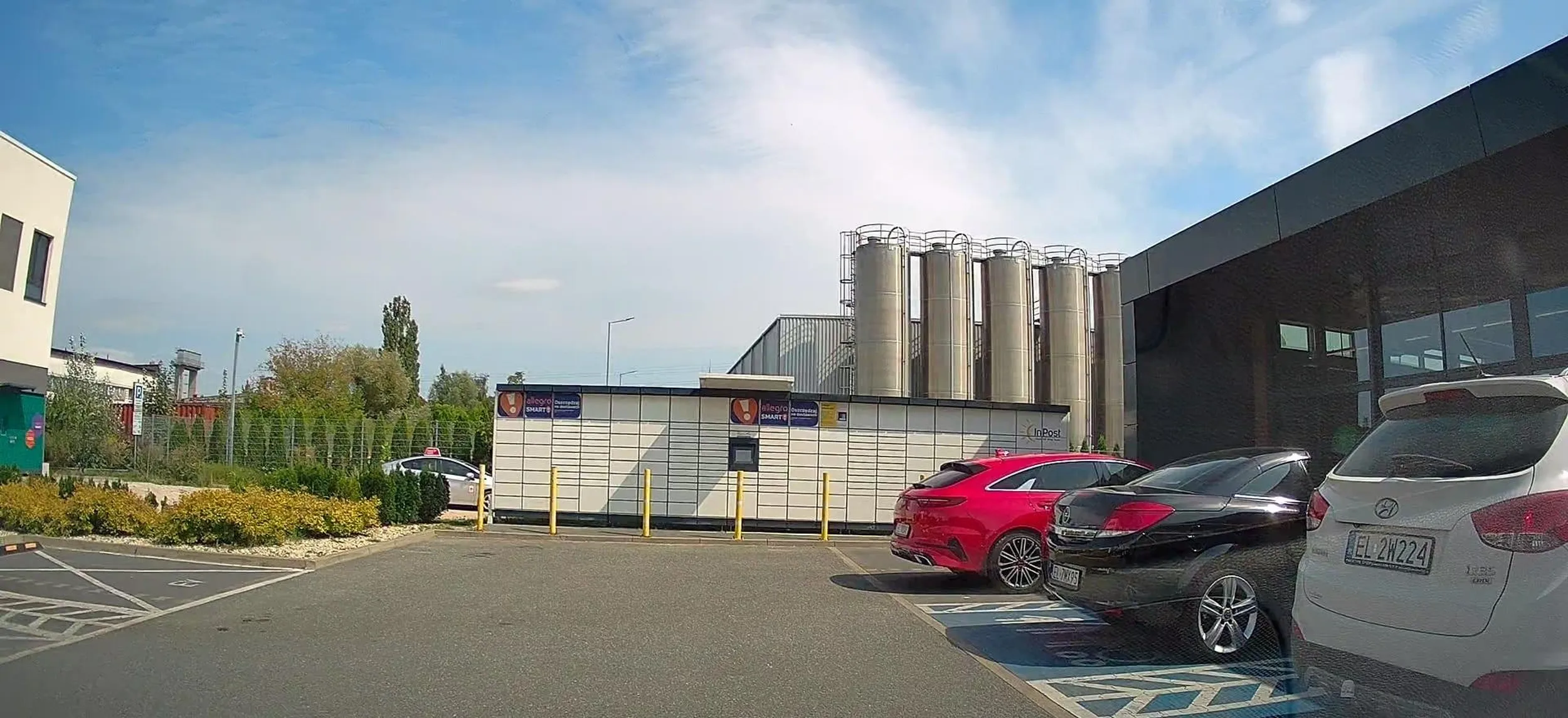 Kontrolerka APCOA parkuje sobie pod lidlem na miejscu dla rodzin z dziećmi, zajmując jedno z 4 takich miejsc, a rodzice muszą się przeciskać na zwykłych miejscach żeby wyjąć swoje pociechy z auta.