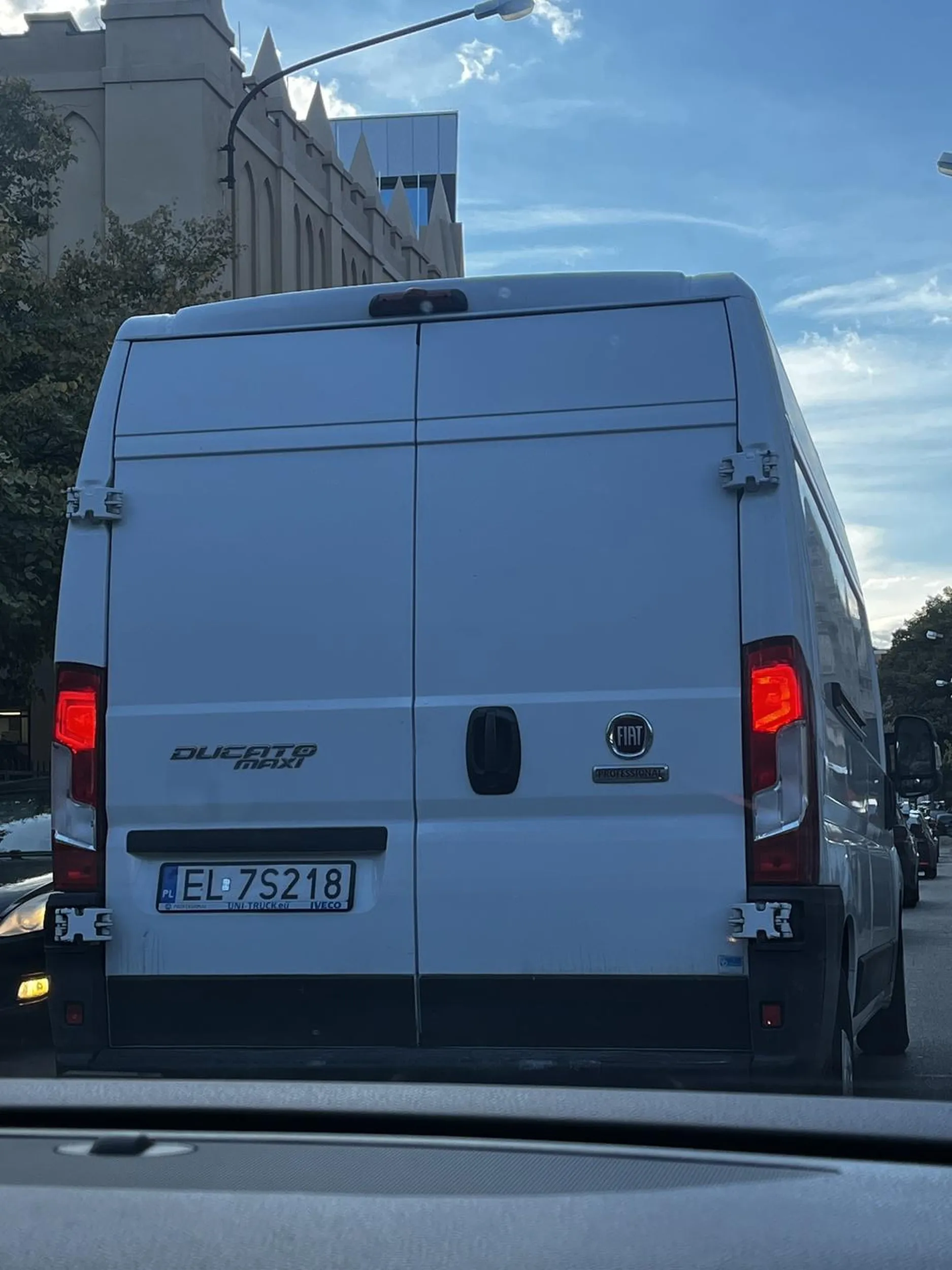 Stałam pośrodku drogi, czekając aż przejadą auta jadące prosto, a jakiś geniusz postanowił mnie objechać! Serio, gdzie ludzie mają wyobraźnię? Takie manewry to proszenie się o wypadek.