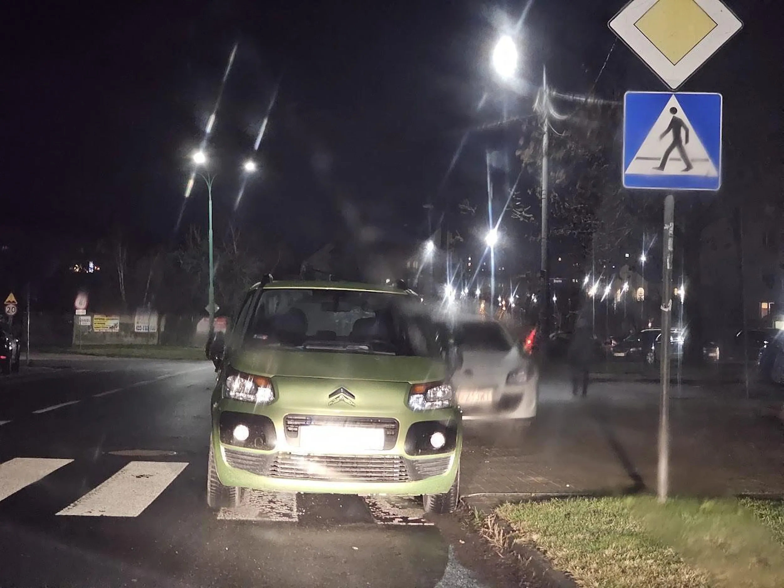 kierowca tego pojazdu parkuje na środku przejścia dla pieszych, mimo wolnych miejsc kilka metrów obok