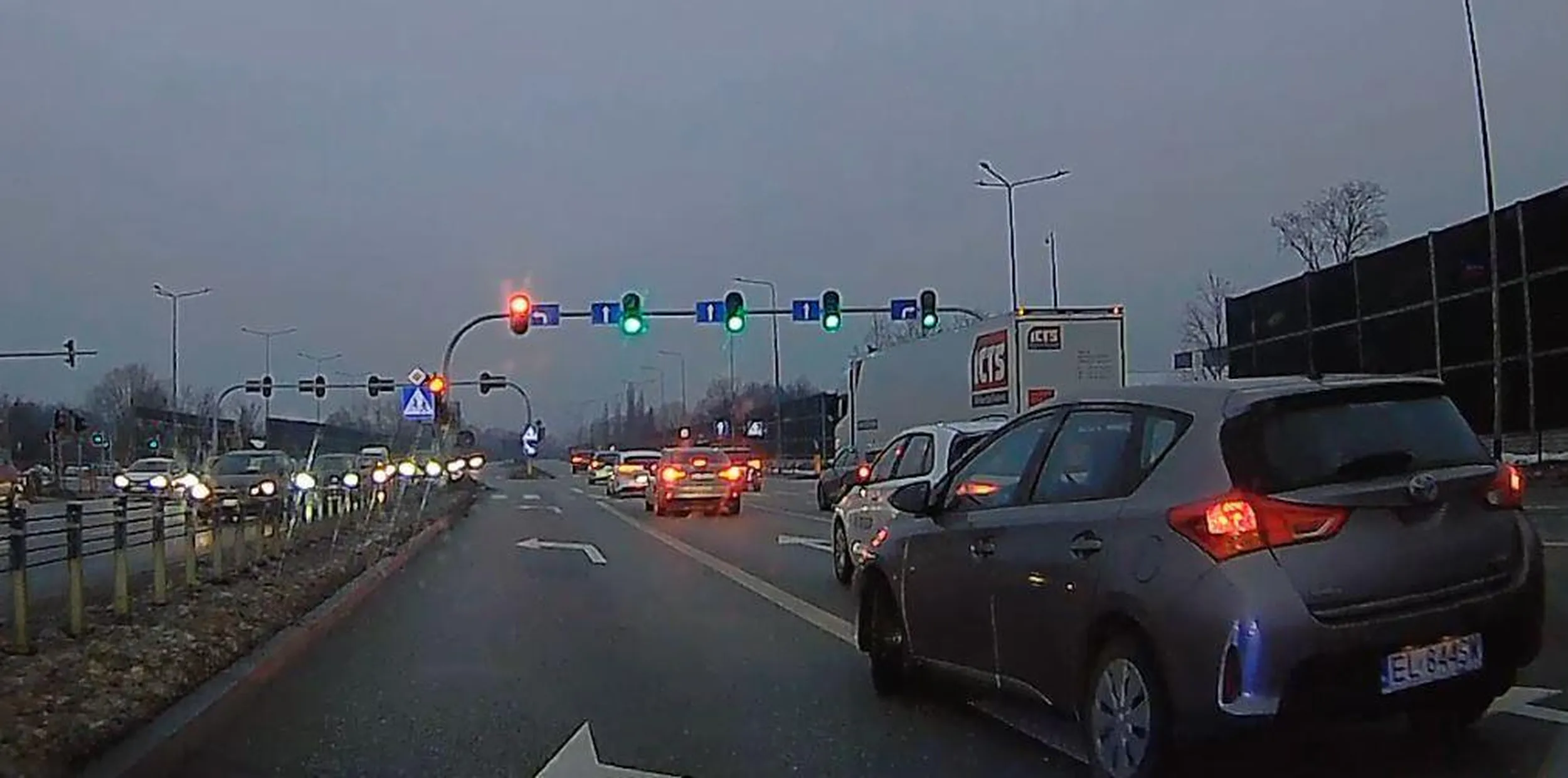 Bezmyślna baba wjeżdża prosto pod koła karetki, bo myśli, że zajeżdżając jej drogę i zmuszając do hamowania do 0 robi coś sensownego. Prawo jazdy do utylizacji.