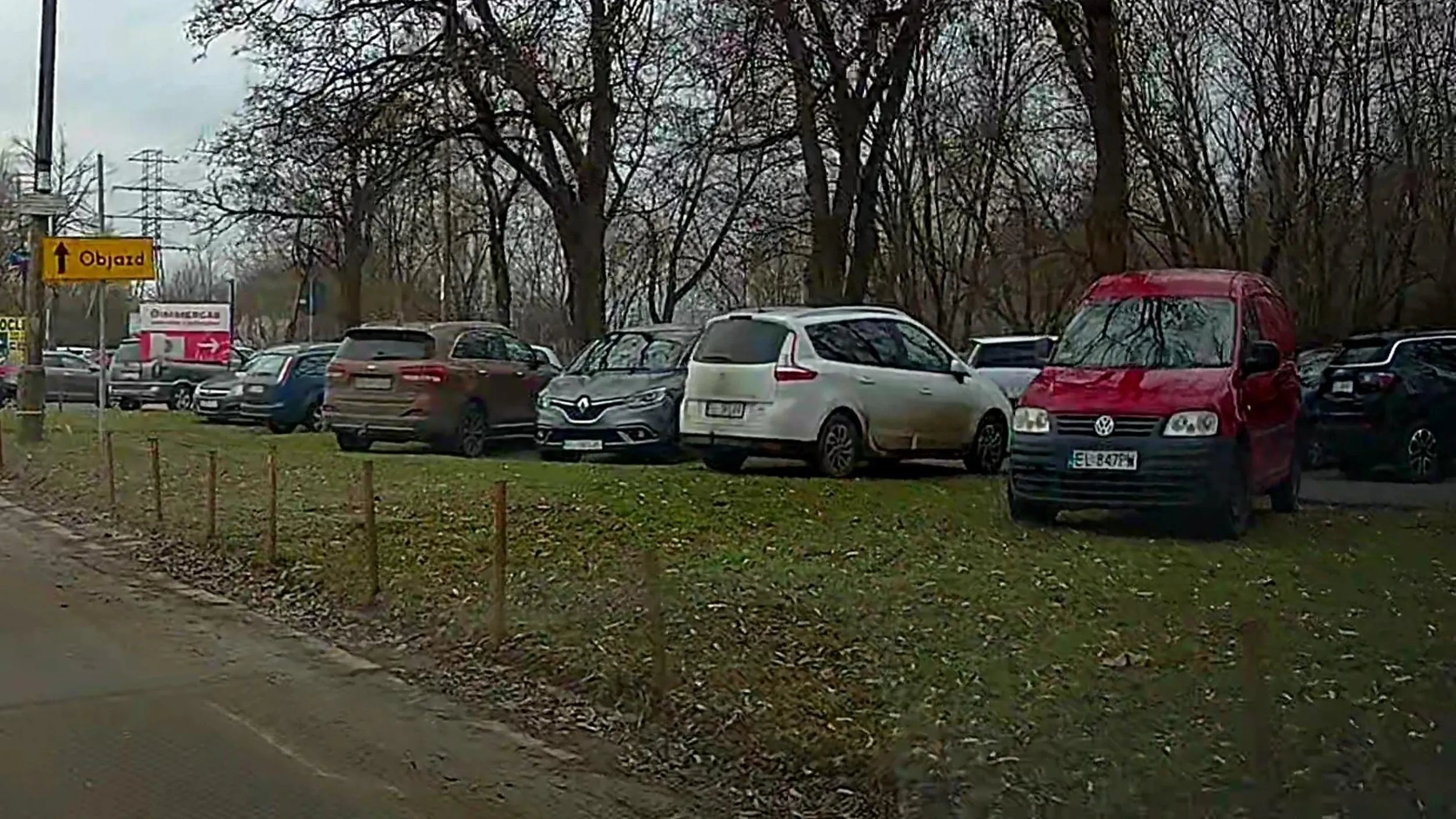 Rozjeżdża trawniki we własnym mieście