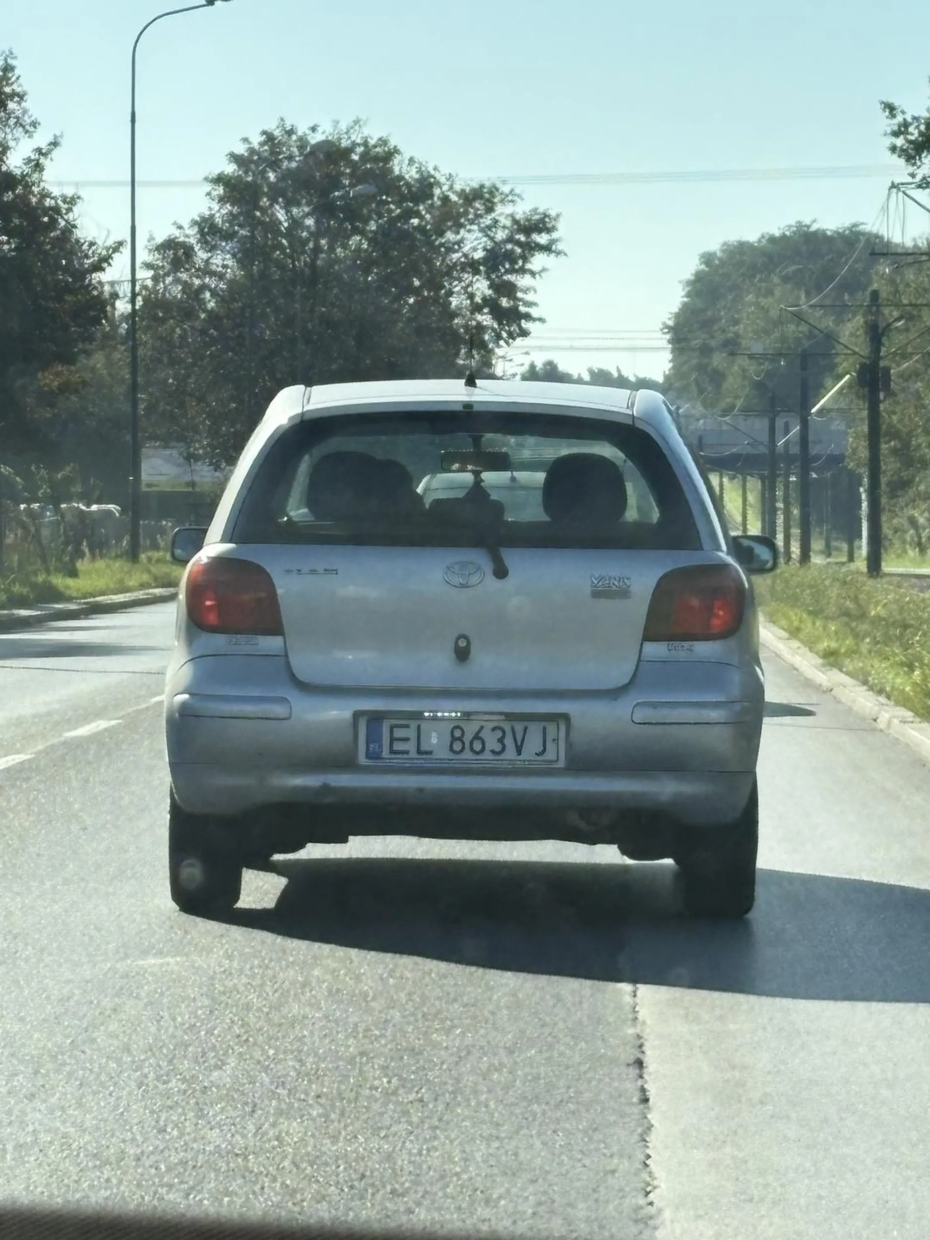 Pan chyba nie wie, gdzie się wyrzuca śmieci, bo napewno nie przez okno.