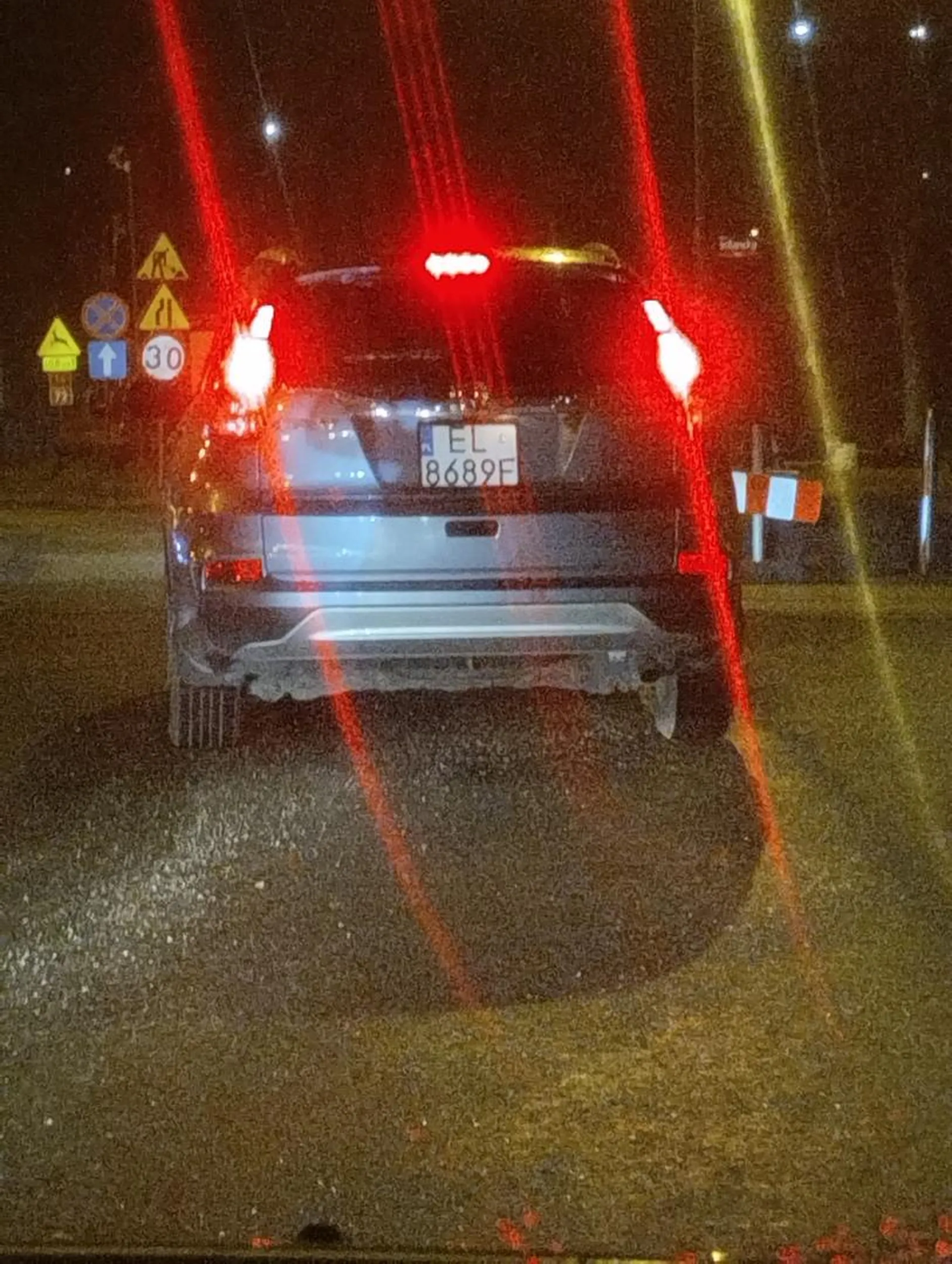 Baran z pasa do skrętu w prawo pojechał prosto .Oddaj prawko jak nie umiesz rozróżnic