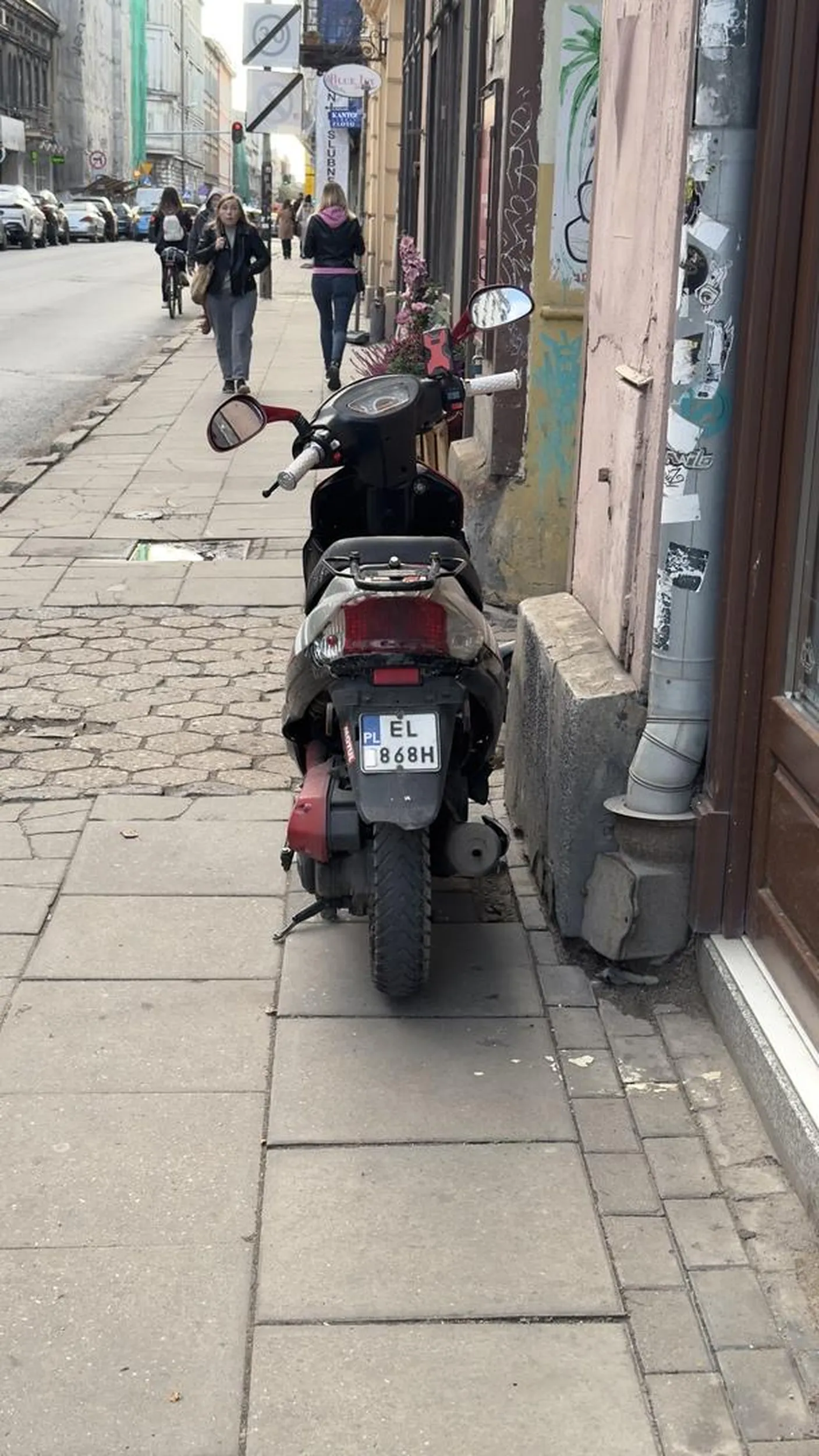 Chodnik nie jest od parkowania a pan robi to codziennie. Nawet jest miejsce po drugiej stronie ulicy, dzicz.
