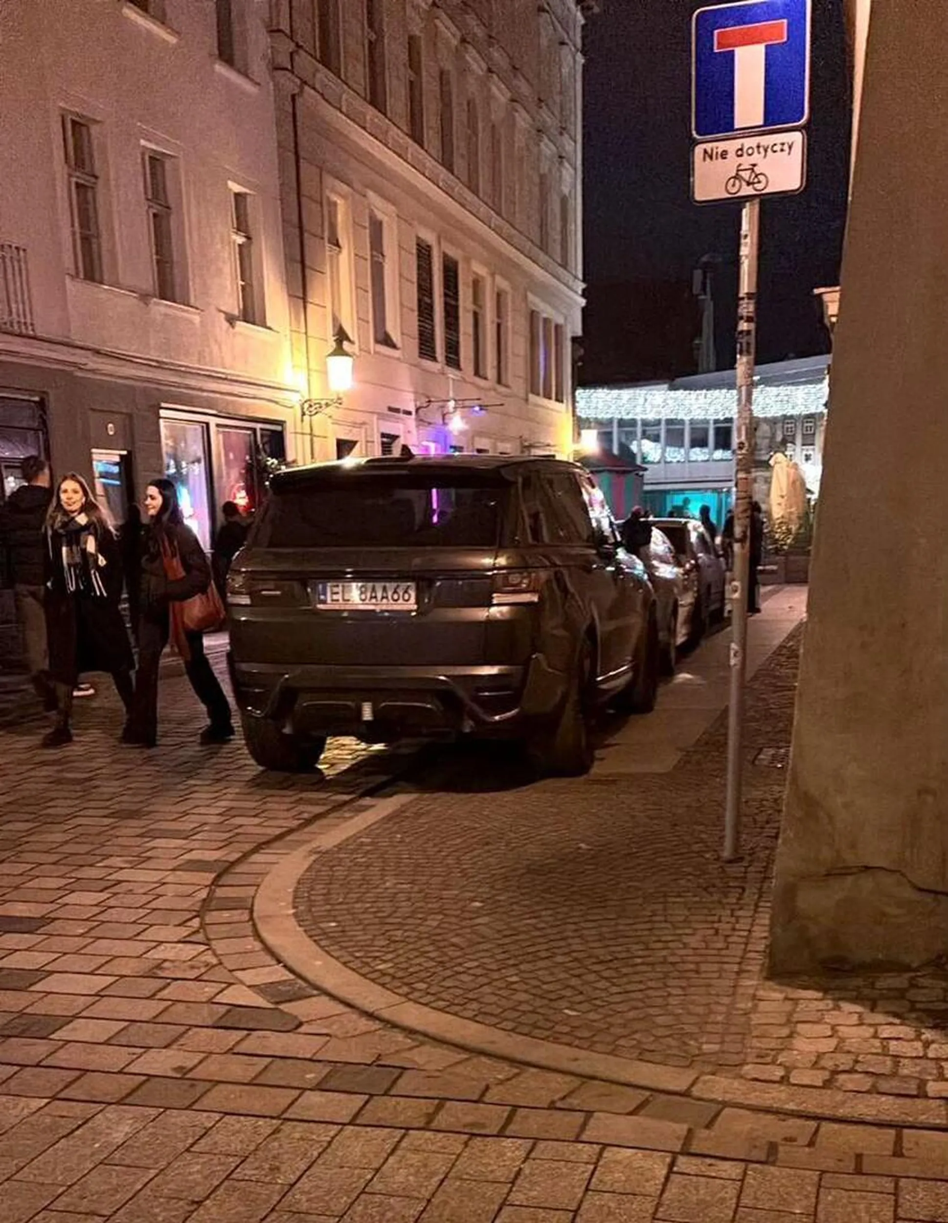 wsiok parkujący na deptaku w środku nocy