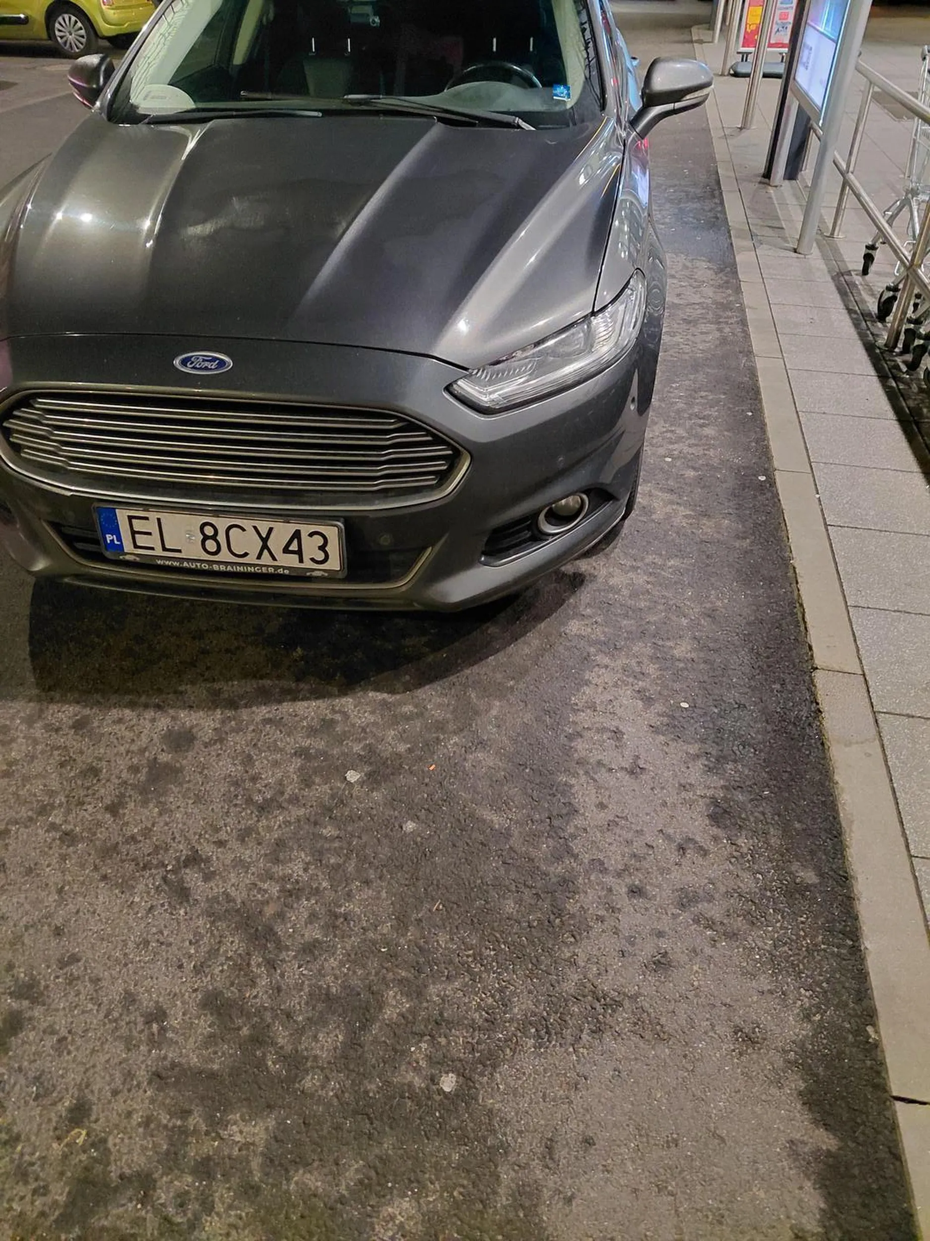 Miejsce na parkingu jest, ale po co stanąć normalnie jak można na środku drogi. Pewnie jakby drzwi były szersze to by wjechał do środka