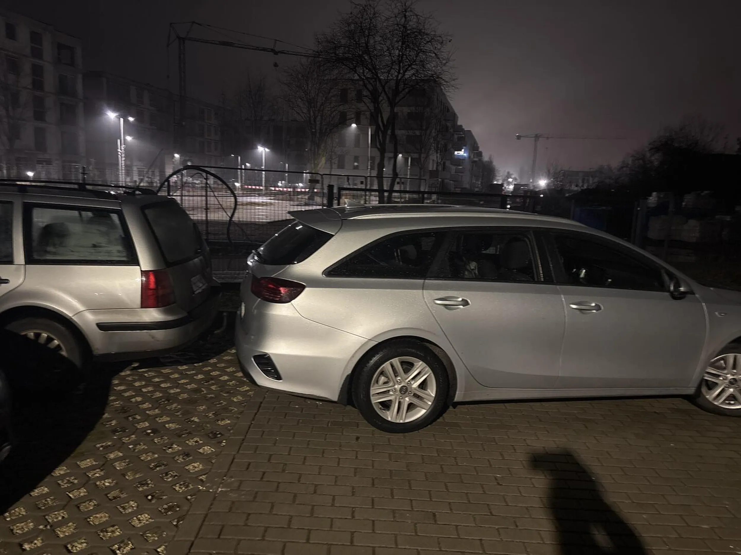 Niemiły kierowca jeden z moich gości przez przypadek zaparkował nie na tym miejscu po 30 min wyszliśmy i miejsce było już zastawione. Oczywiście rozumiem że jest to wykupione miejsca ale myślę że jest bardziej cywilizowany sposób rozwiązywania jakichś spraw, następnym razem Proszę o bardziej dojrzałe podejście do problemu