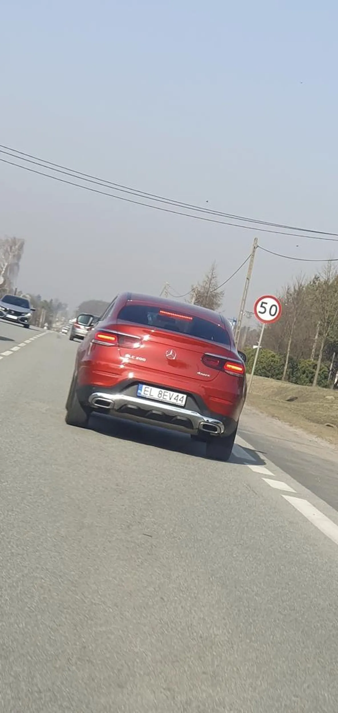 Kierowca furiat. Wyprzedził mnie przed przejściem dla pieszych, próbował zepchnąć z pasa a następnie wyhamował. Gdy przyspieszyłem, zaczął uciekać. Prawdopodobnie pod wpływem alkoholu lub substancji.