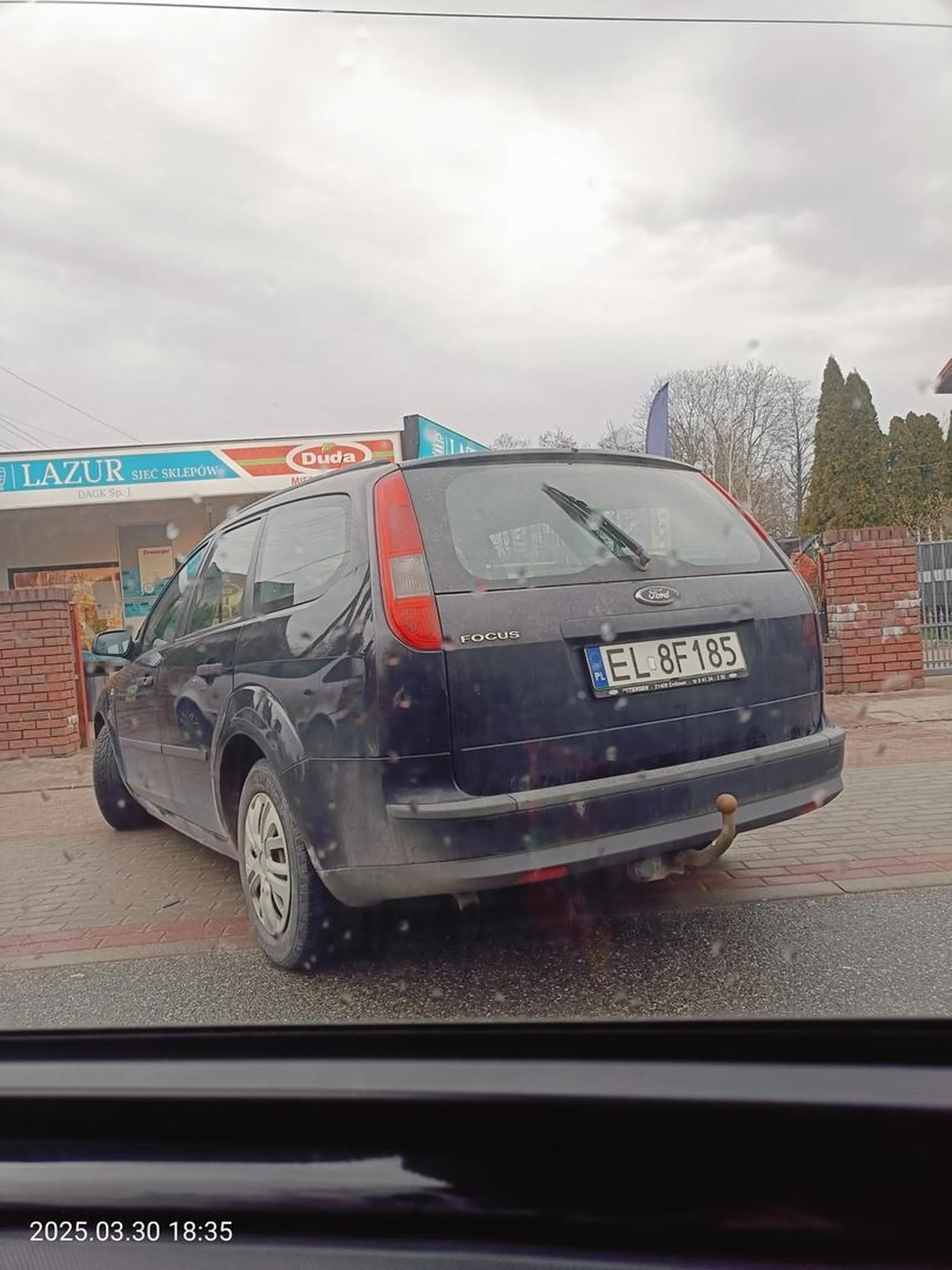 No podziwiam za parkowanie na ulicy, na dwóch miejscach na skos oraz parę centymetrów od auta że wyjechać się nie da