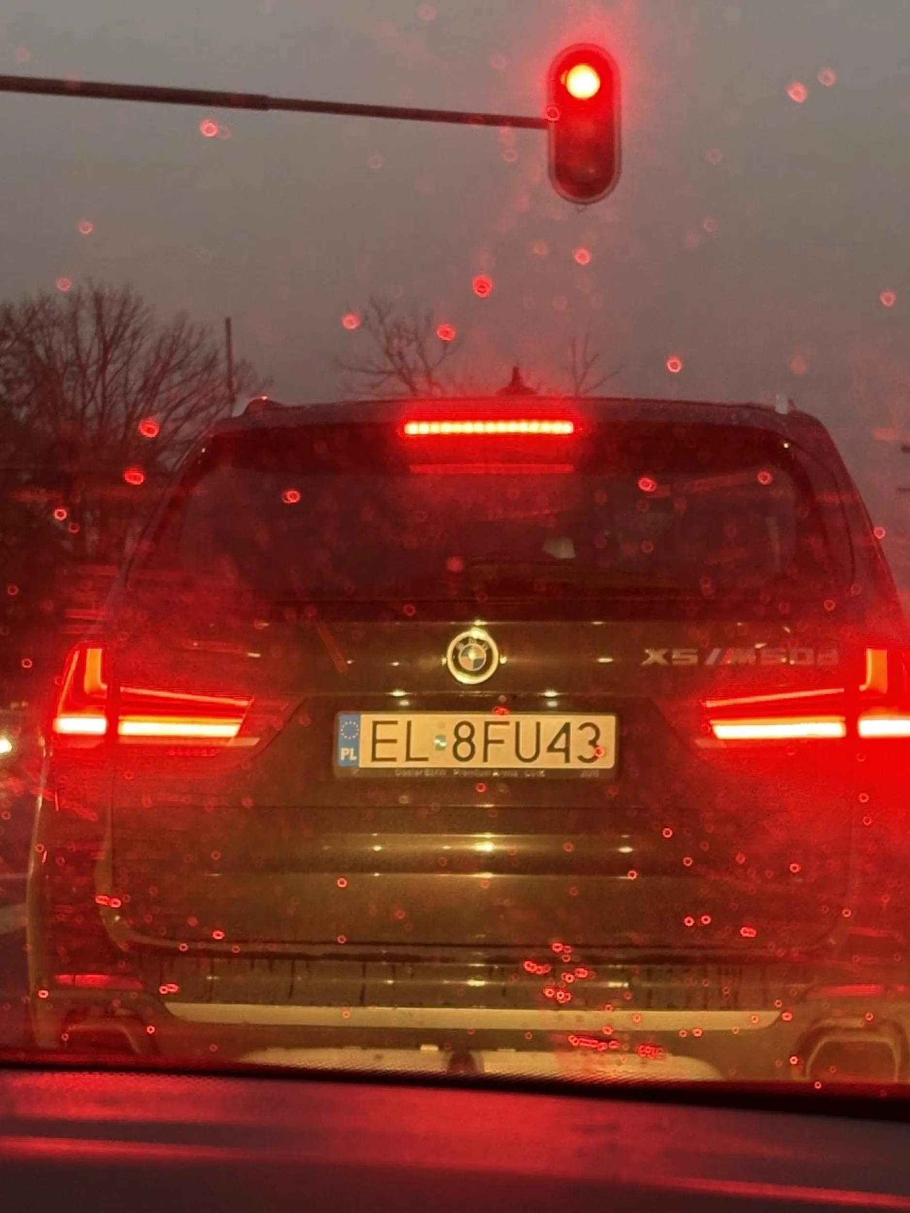 Typowy cwaniak że znaczkiem M-ki na klapie. Niebezpieczna jazda i gwałtowne hamowanie aby nas spowolnić. Kiedy zatrzymaliśmy się się na światłach postanowił do nas wysiąść i szarpać na klamki