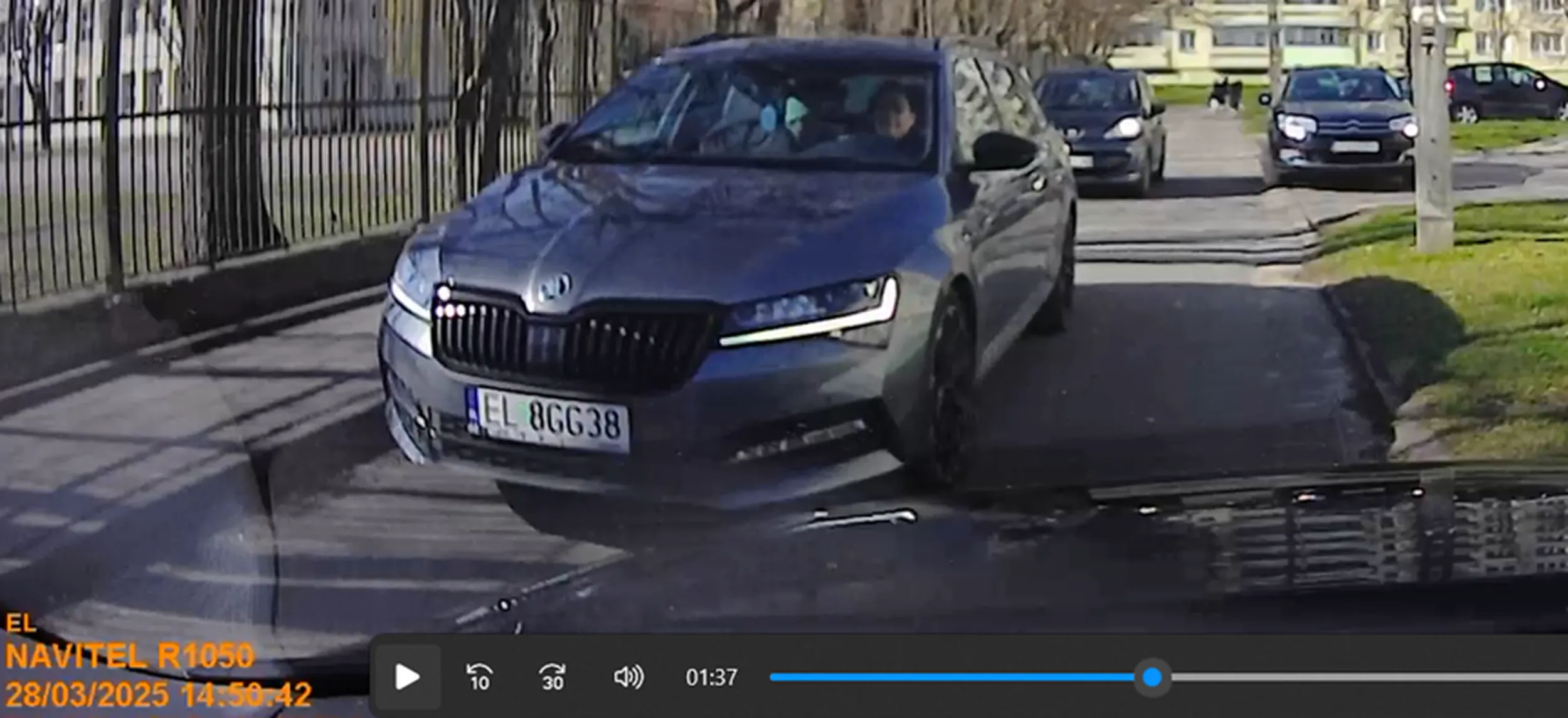 BRUNETKA W SKODZIE NIE ZJEDZIE JAK WSZYSCY NA CHODNIK TYLKO NA SILE SIE PCHA UDERZAJAC W MOJE  LUSTERKO KIEDY CZEKAŁEM ABY JEJ USTAPIC , PO CZYM UCIEKA Z MIEJSCA BEZ SŁOWA PRZEPRASZAM .