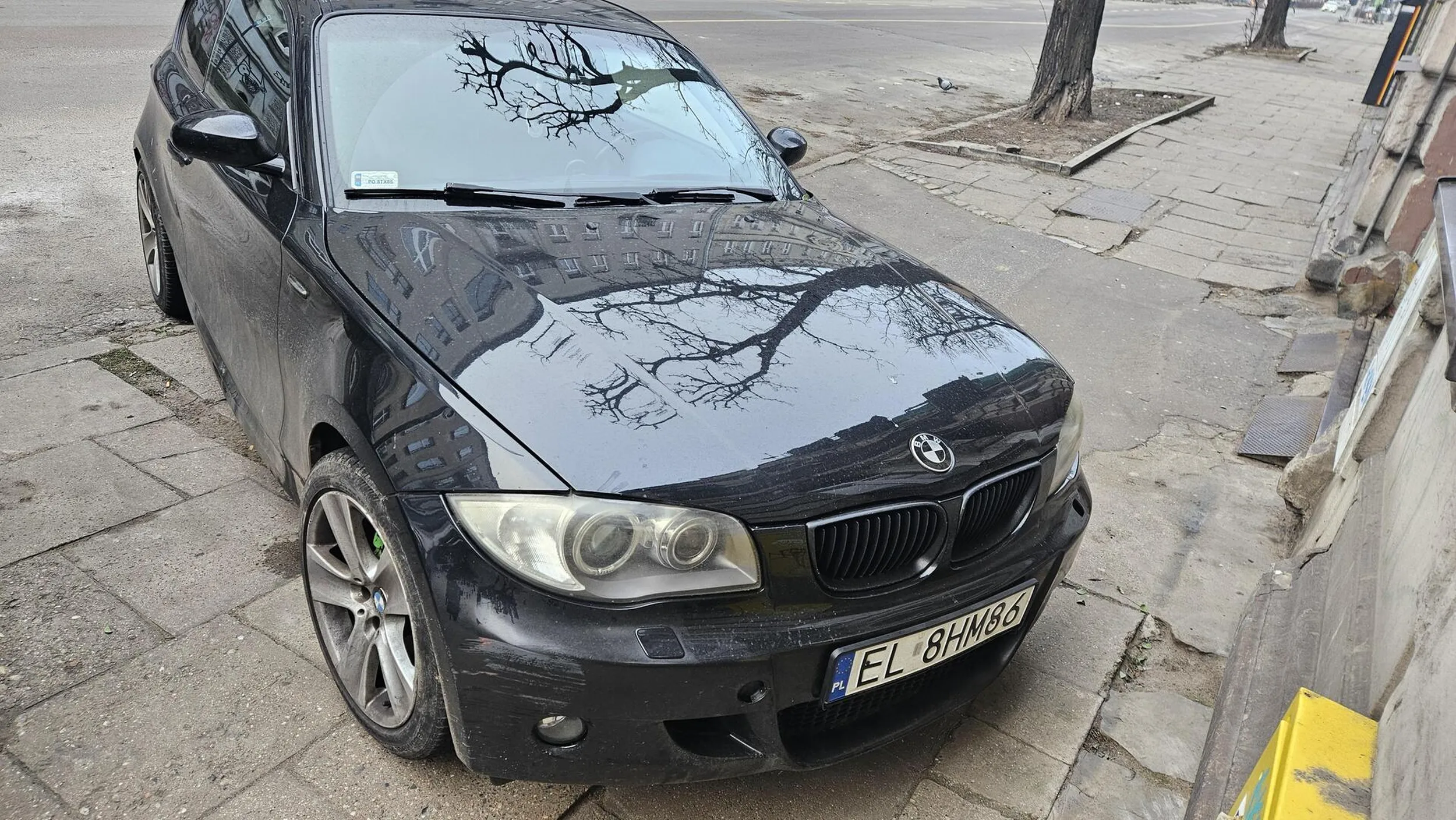 Na zakazie zatrzymywania i blokuje cały chodnik