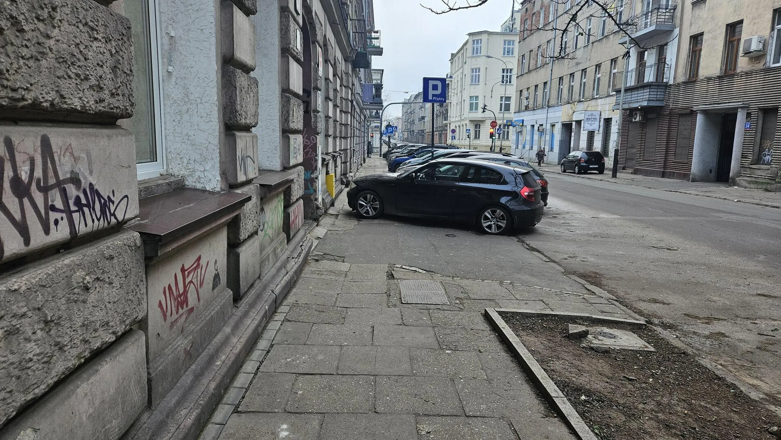 Na zakazie zatrzymywania i blokuje cały chodnik