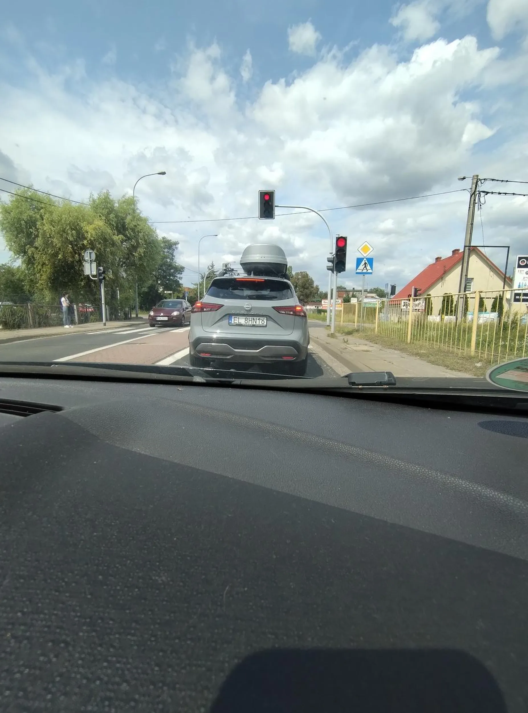 Pirat drogowy, pędzi w terenie zabudowanym dobre 80km/h